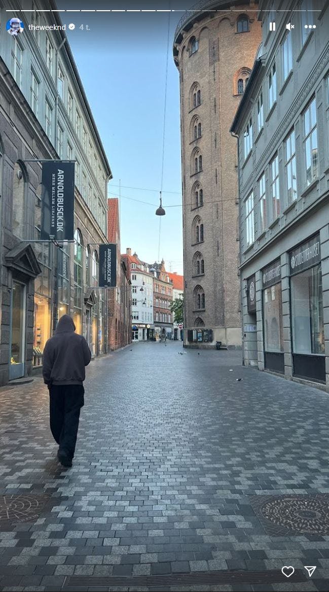 The Weeknd går sig en tur ned ad Strøget i København. 