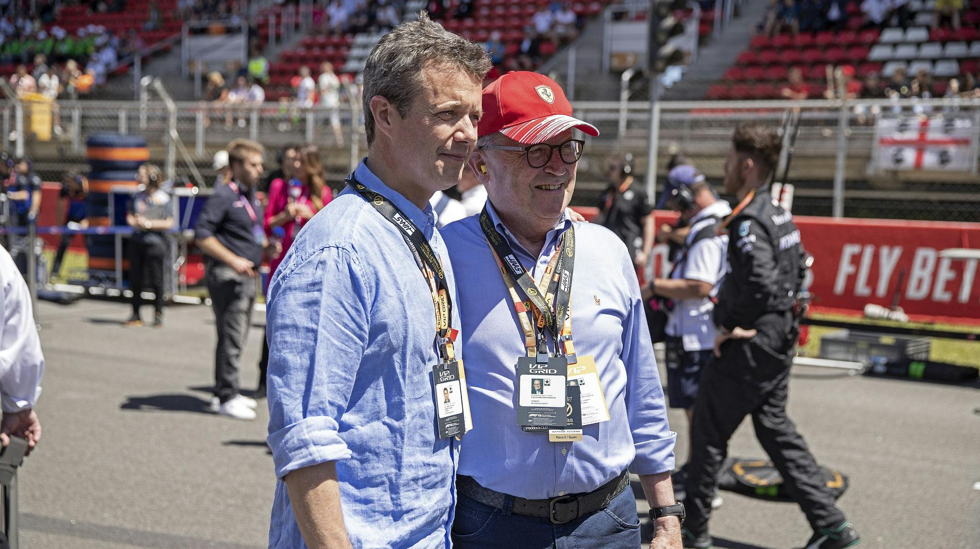 Der var brede smil fra kronprins Frederik og LEGO-ejer Kjeld Kirk Kristiansen under turen til Spanien. Den foregik da også på 1. klasse.