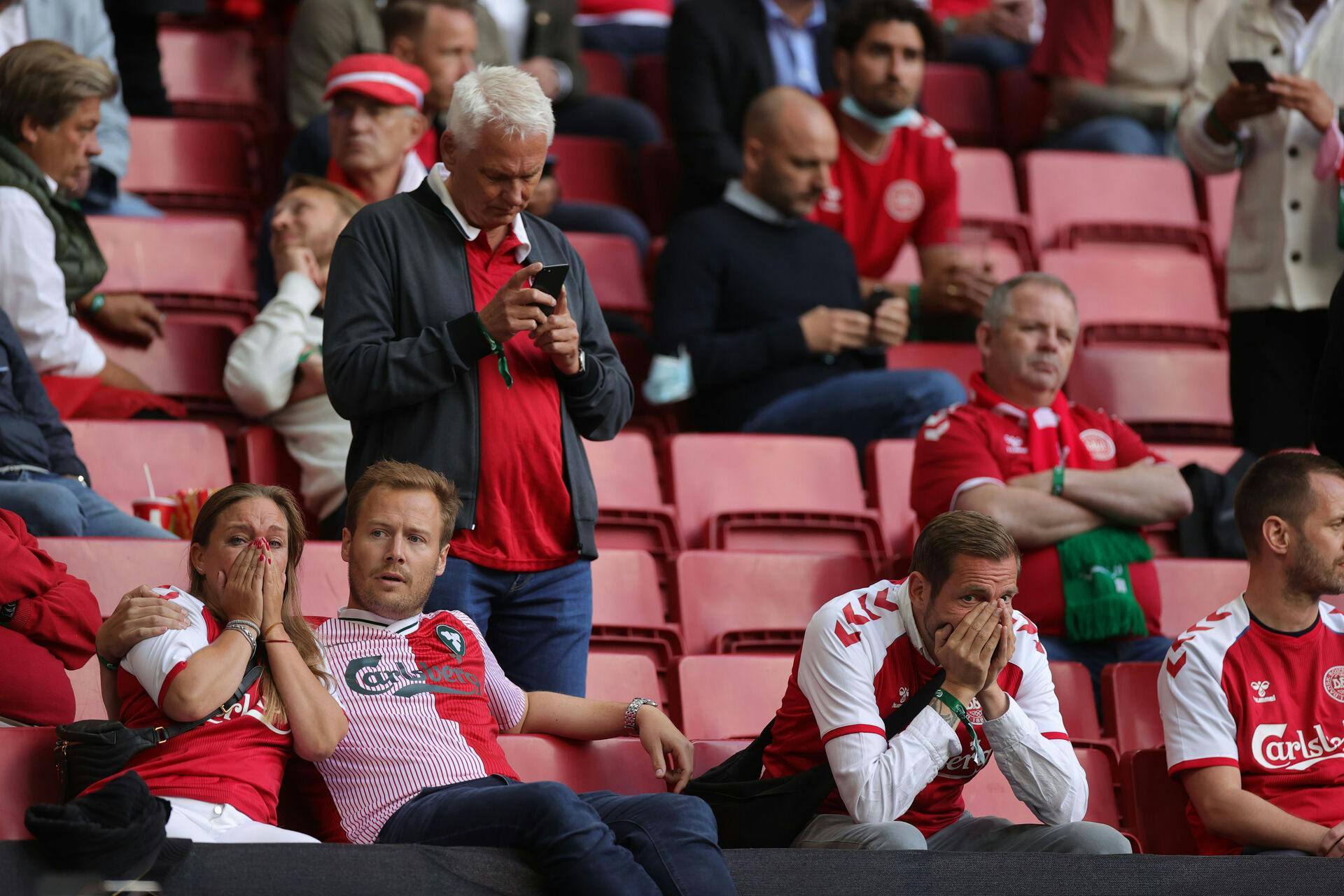 Danmark og resten af fodboldverden holdt vejret, mens Christian Eriksen fik hjertemassage for åben skærm.