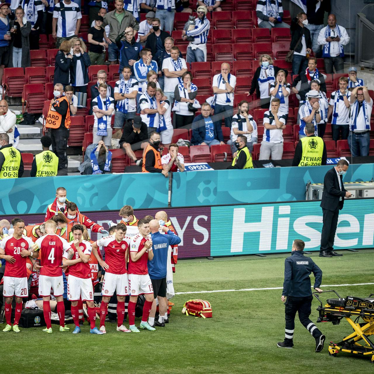 Danmarks Christian Eriksen får behandling efter kollaps under kampen mellem Danmark og Finland i gruppe B under EURO2020 i Parken i København, lørdag den 12. juni 2021