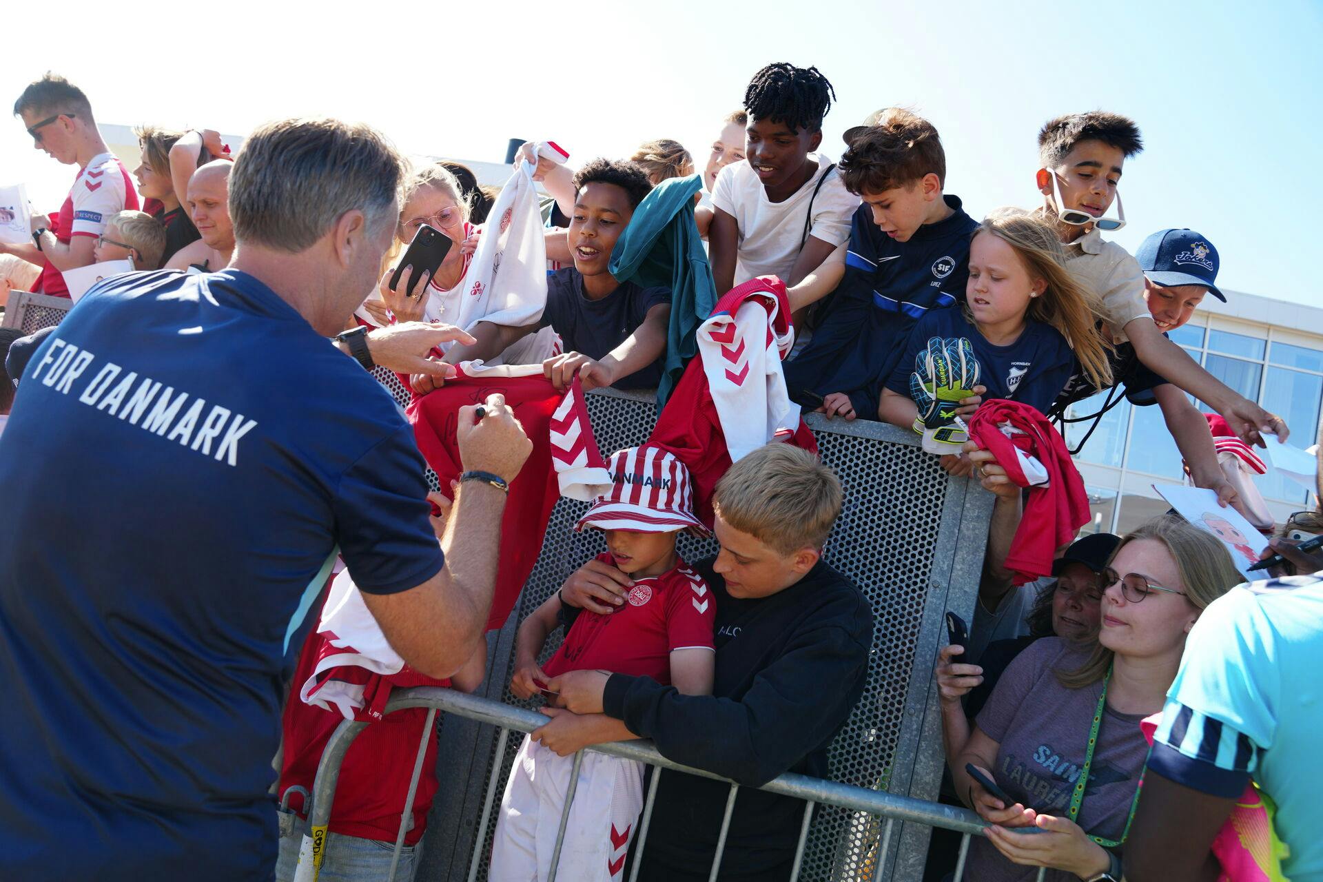 Kasper Hjulmand mødte de mange unge fans på sidelinjen.