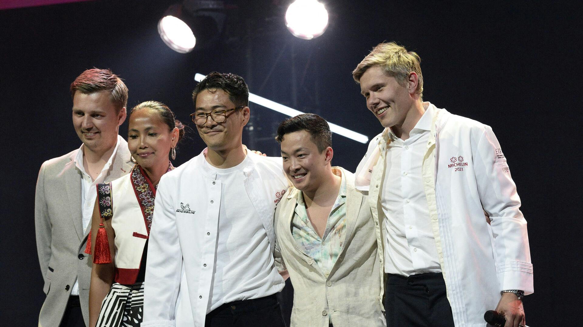Kristian Baumann (i midten) ejer restaurant Koan, som lige er gået fra nul til to michelinstjerner.
