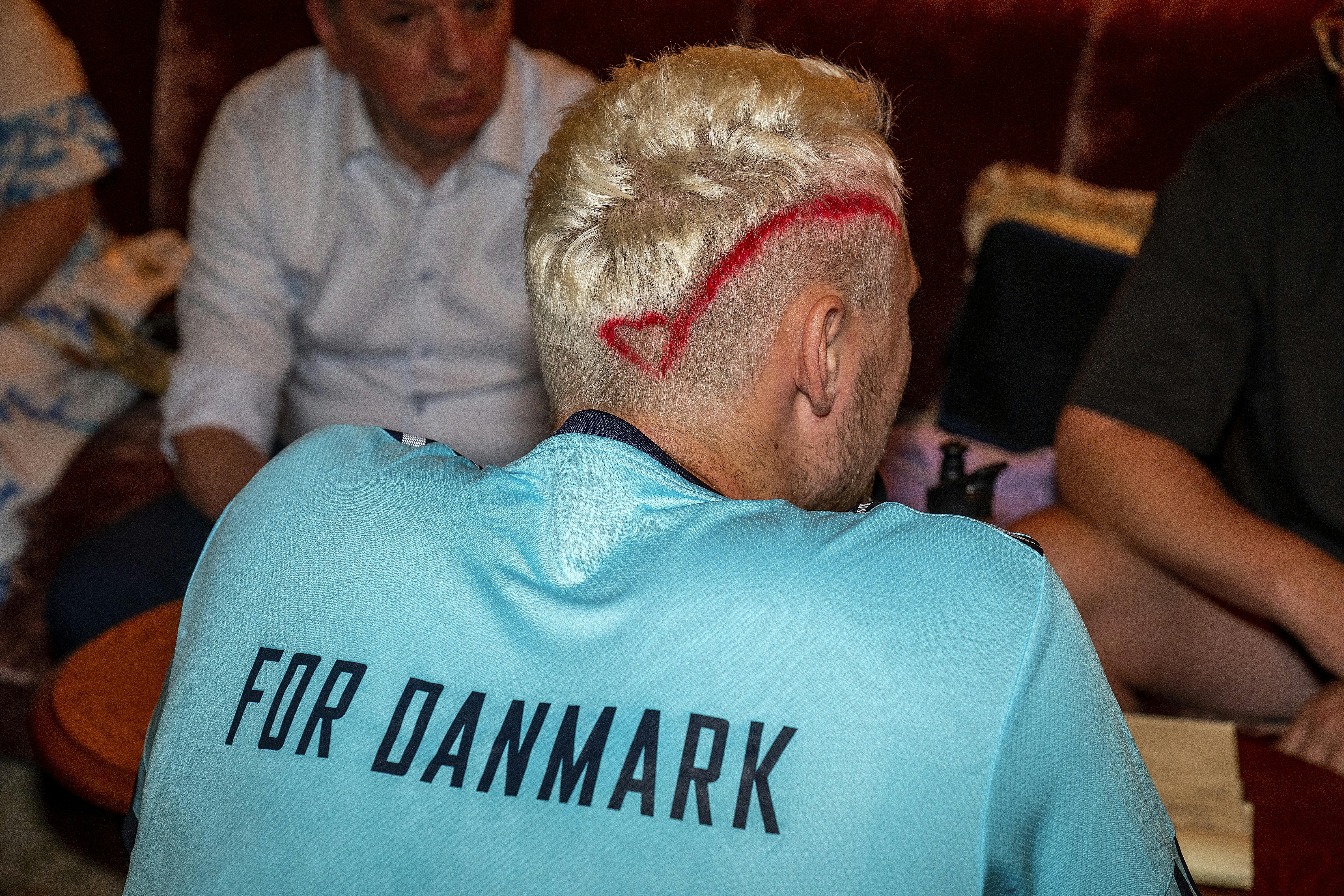 Victor Nelsson er mødt ind i landsholdslejren med et pink hjerte i håret, da han mente, at der lige skulle ske noget andet ifm. mesterskabsfejringen. Det er nok meget god lir, fortalte han. 