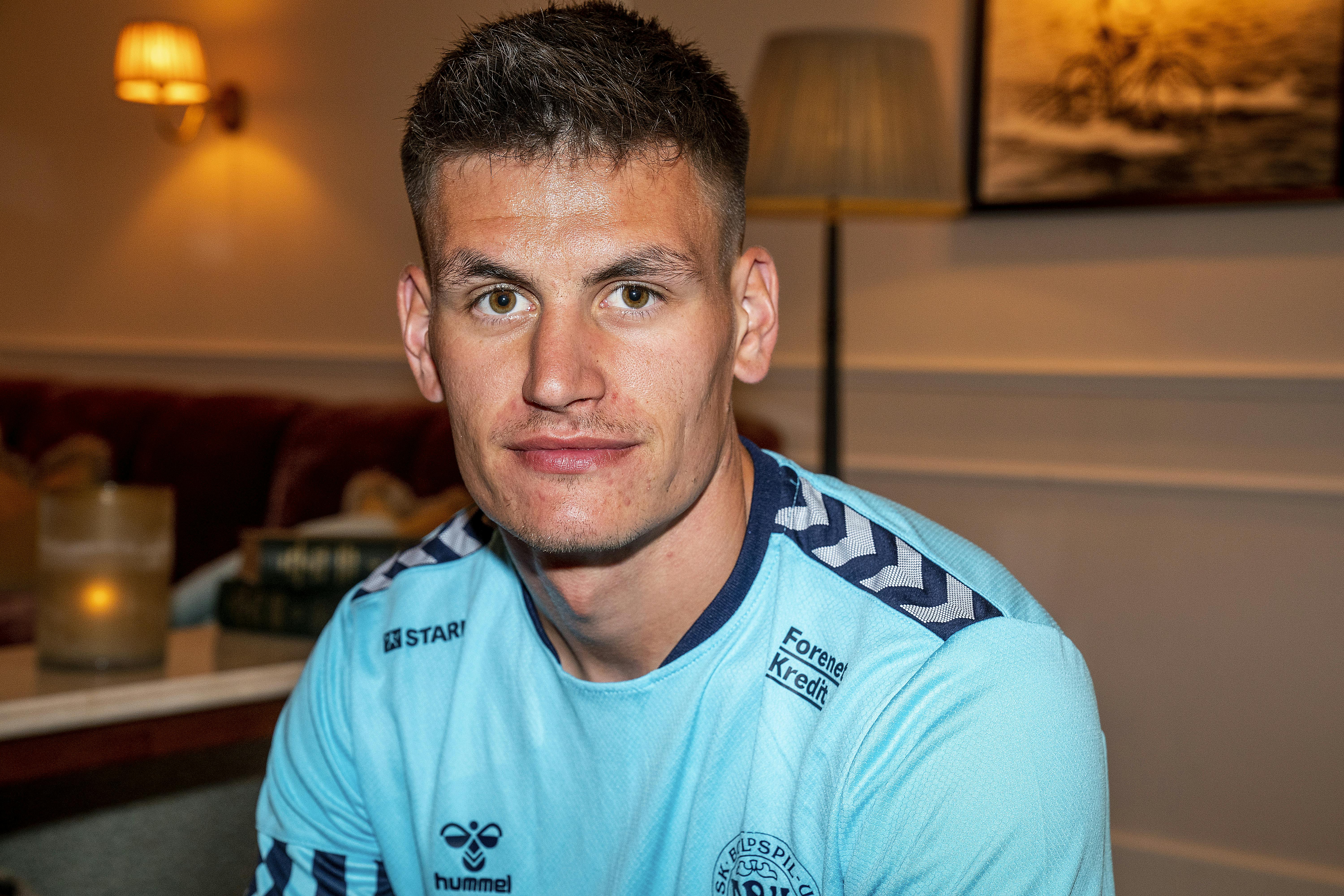 Joakim Mæhle begræder, at AaB rykkede ned fra Superligaen. Efterfølgende kom han med en klar opfordring til fansene af klubben.&nbsp;