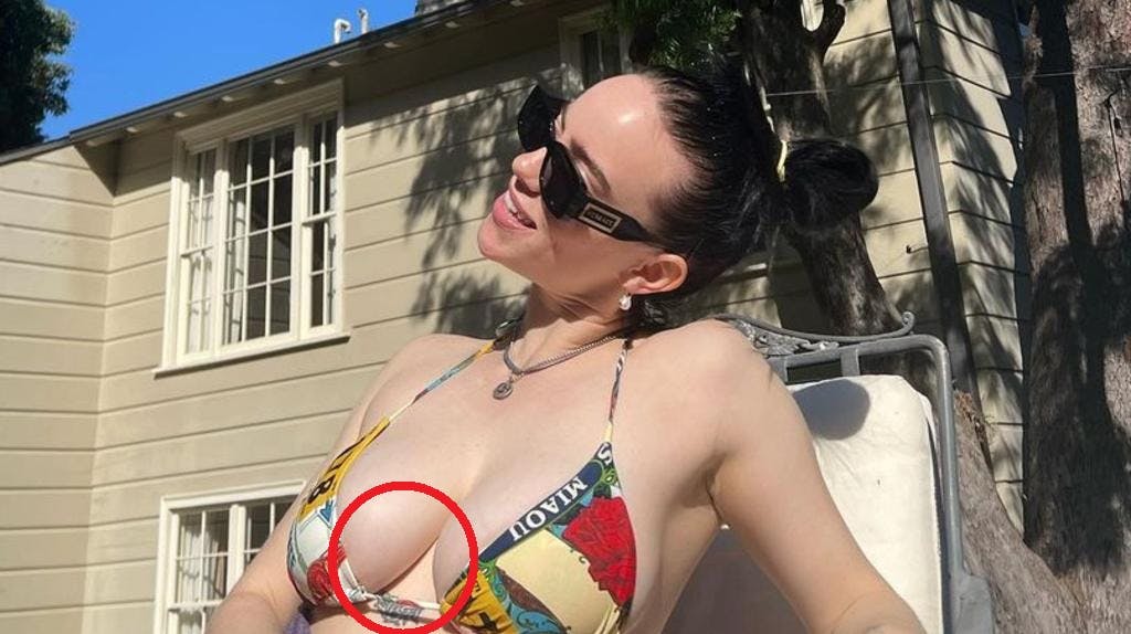 Her kan man lige knap se tatoveringen, man ellers ikke må se.