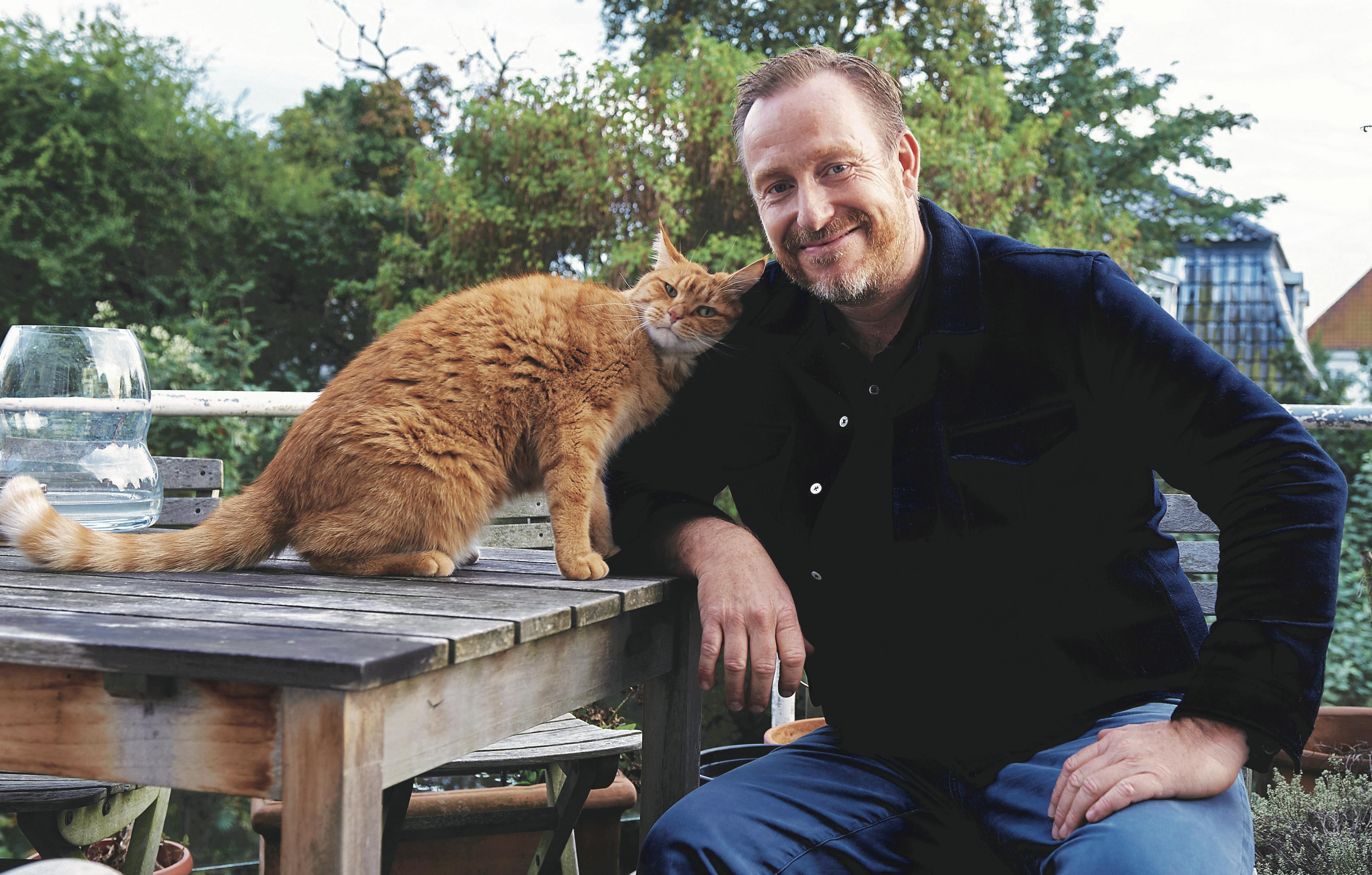 Katten Rødmis lever fortræffeligt, for Adam Price står selv for kattemadlavningen.