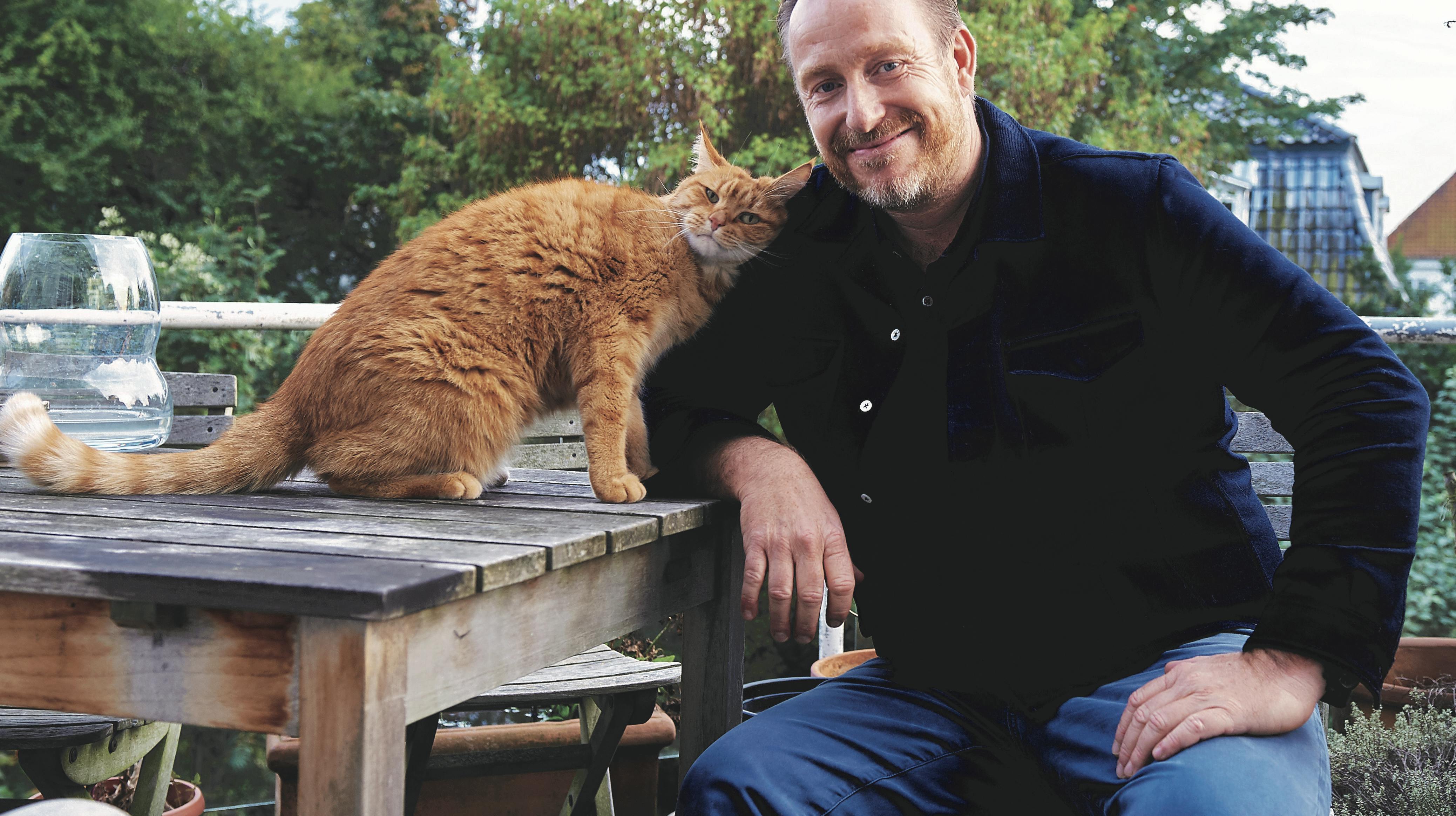 Katten Rødmis lever fortræffeligt, for Adam Price står selv for kattemadlavningen.