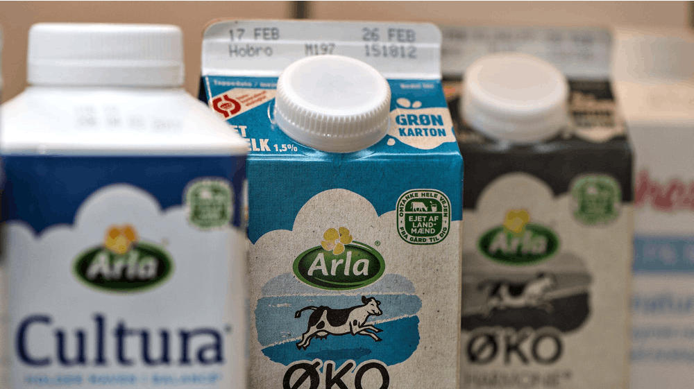 Supermarkedsgiganten Coop sænker tirsdag priserne på 40 mejeriprodukter i butikkerne.