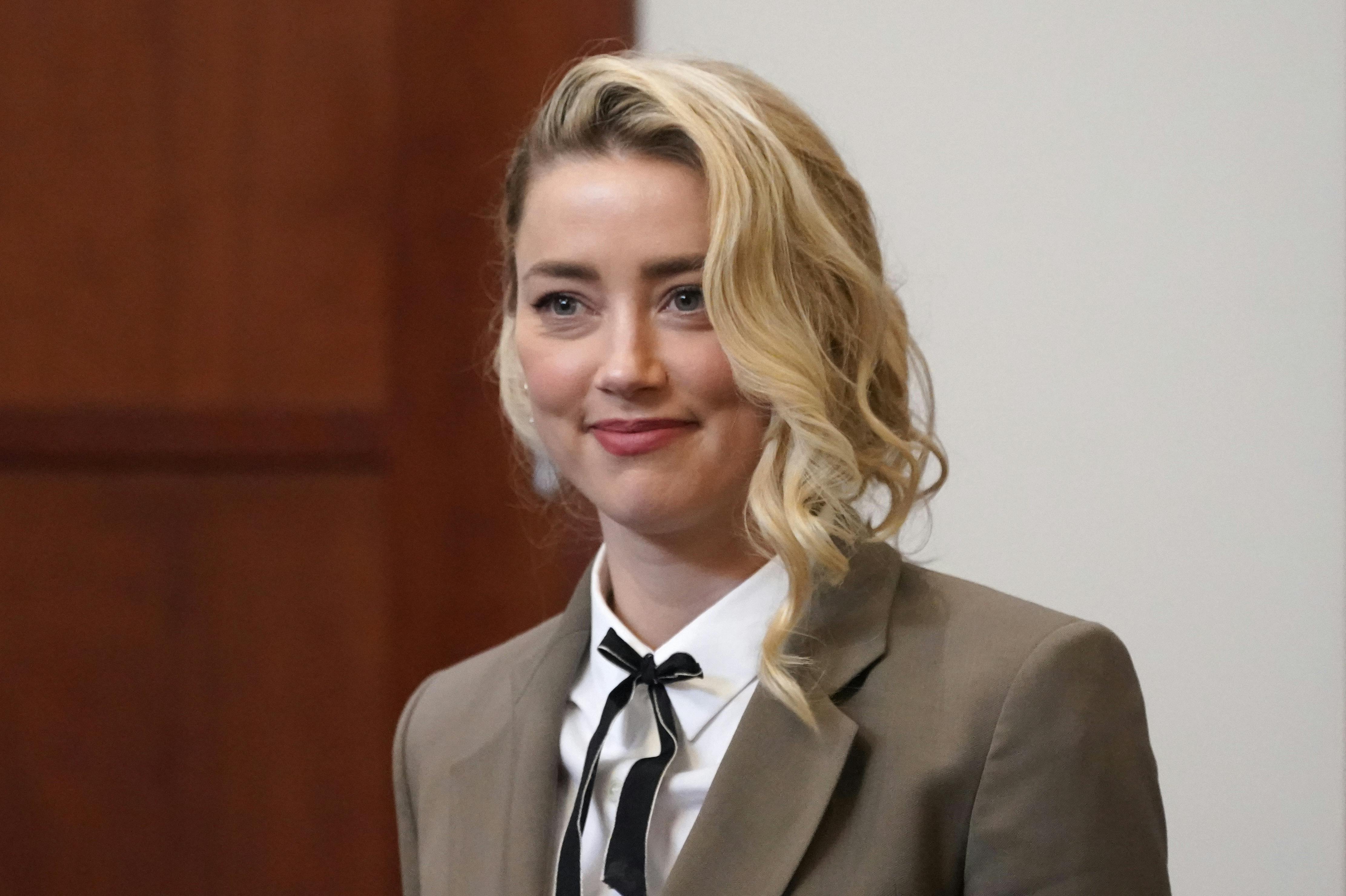 Amber Heard vender tilbage på den røde løber.
