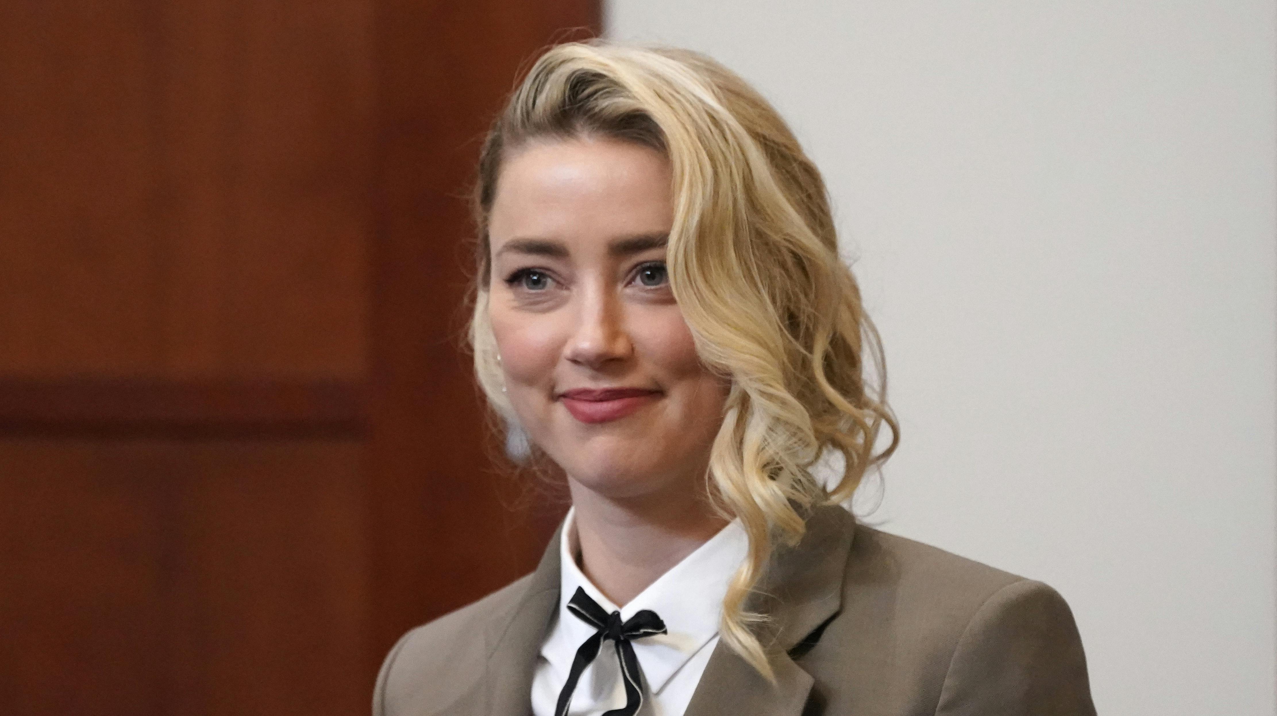 Amber Heard vender tilbage på den røde løber.