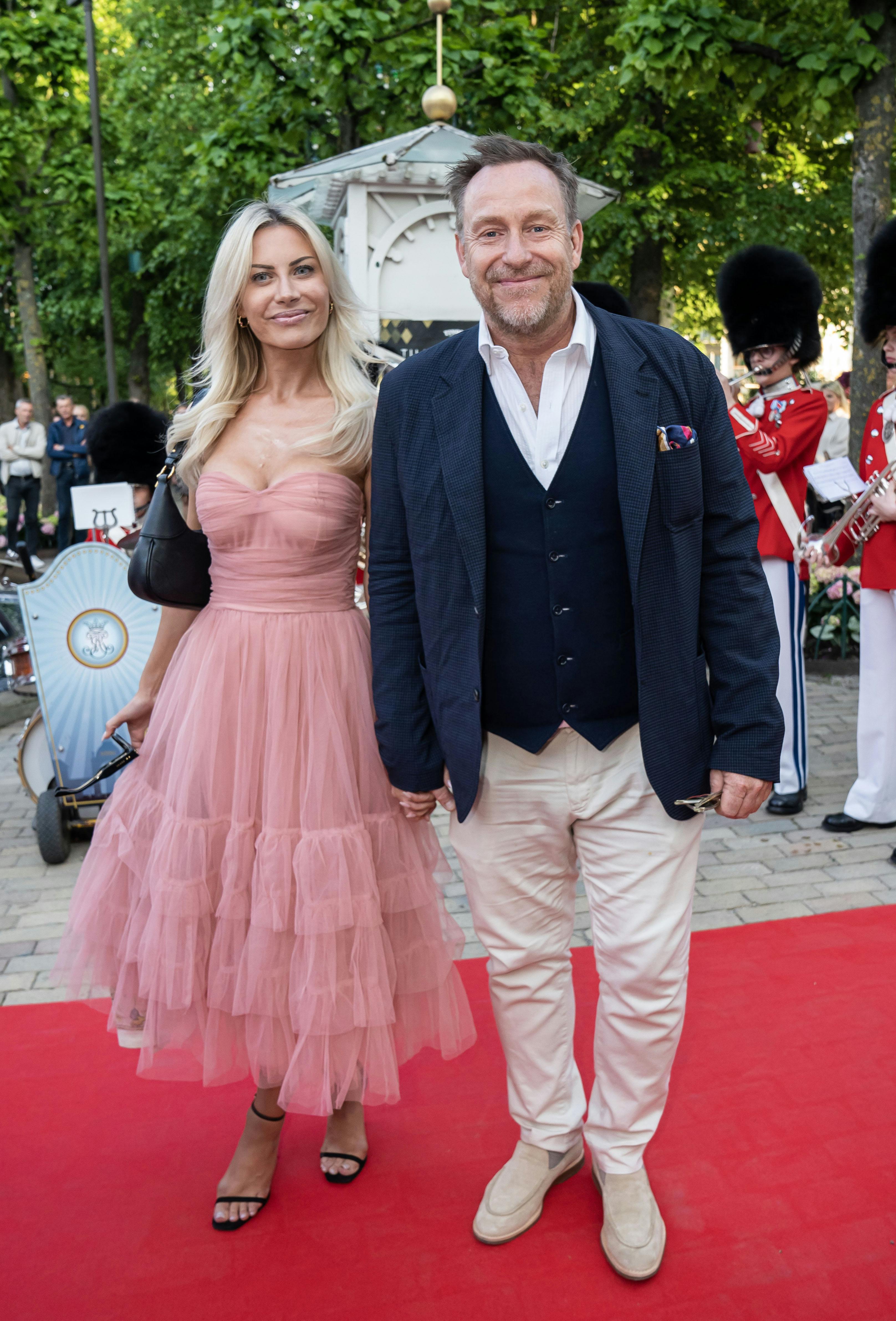 Adam Price og Katherine Diez sprang offentligt ud som kærester i juni 2022.