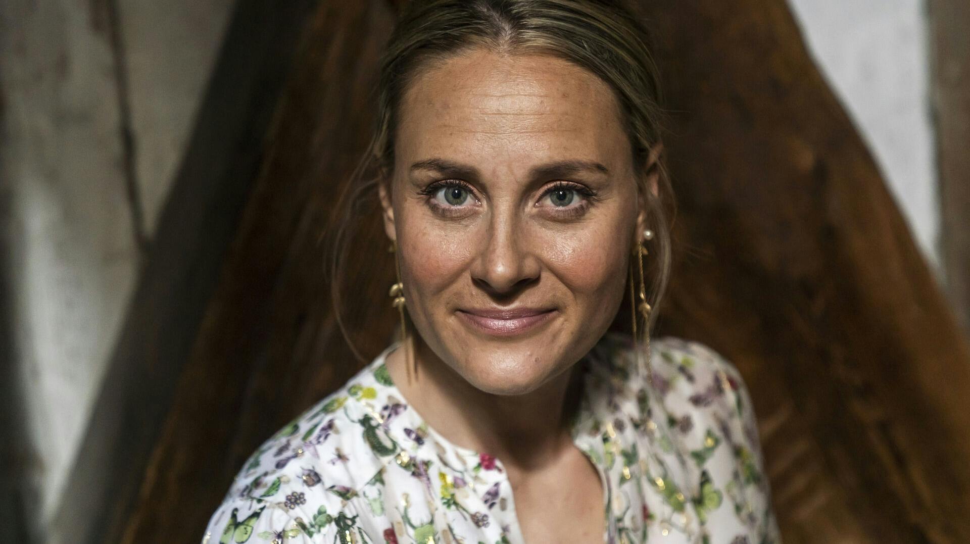 DRs TV-vært Mette Bluhme Rieck måtte kortvarigt forlade "Aftenshowet"-studiet for at sunde sig. 