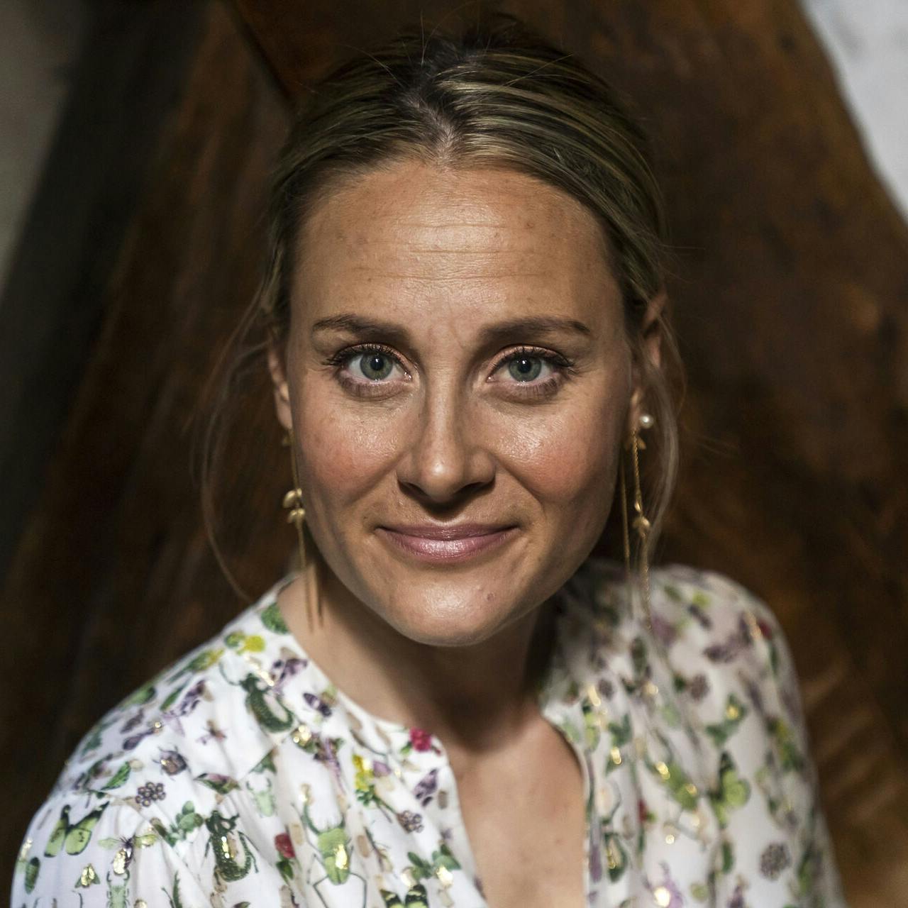 DRs TV-vært Mette Bluhme Rieck måtte kortvarigt forlade "Aftenshowet"-studiet for at sunde sig. 