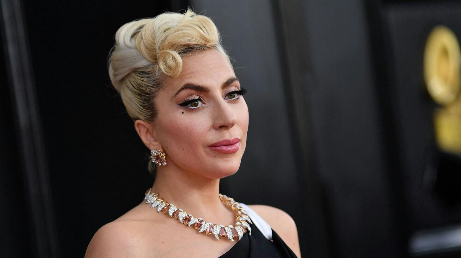 Fans mener ikke, at Lady Gaga har timet sin seneste reklame super godt.