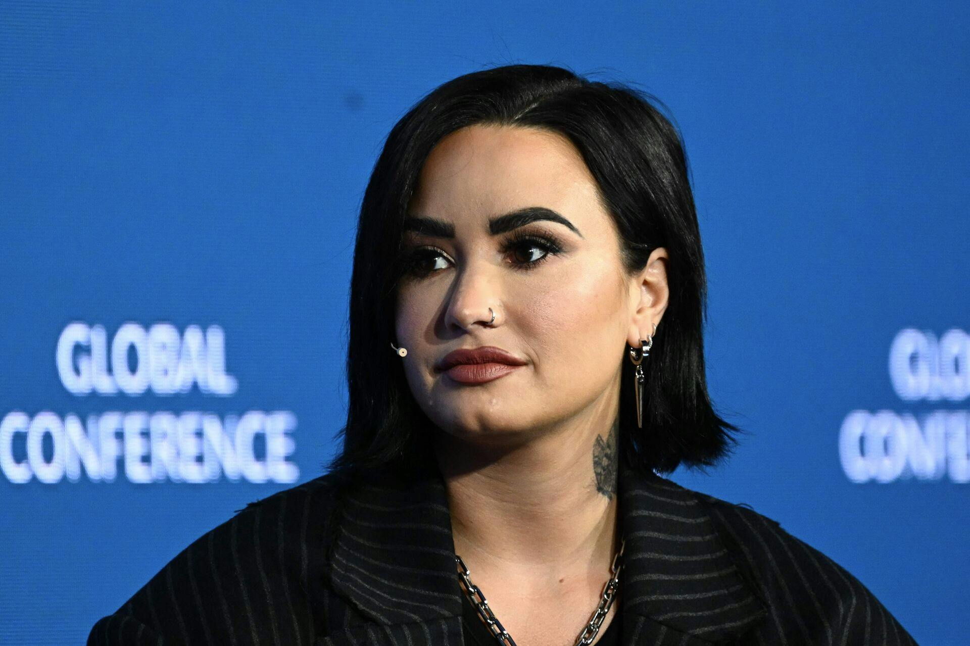 Demi Lovato har givet op og er tilbage til sine oprindelige pronominer.