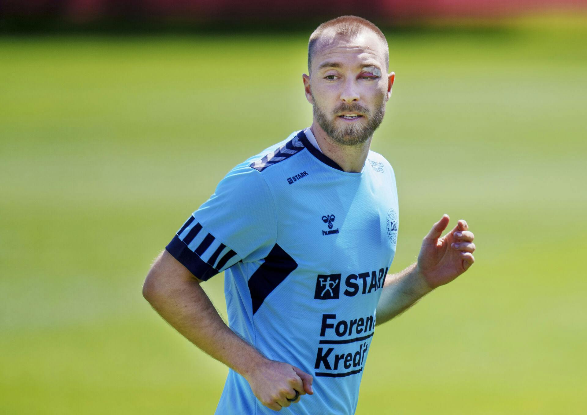 Christian Eriksen måtte sys med to sting efter sammenstødet med Philip Billing.