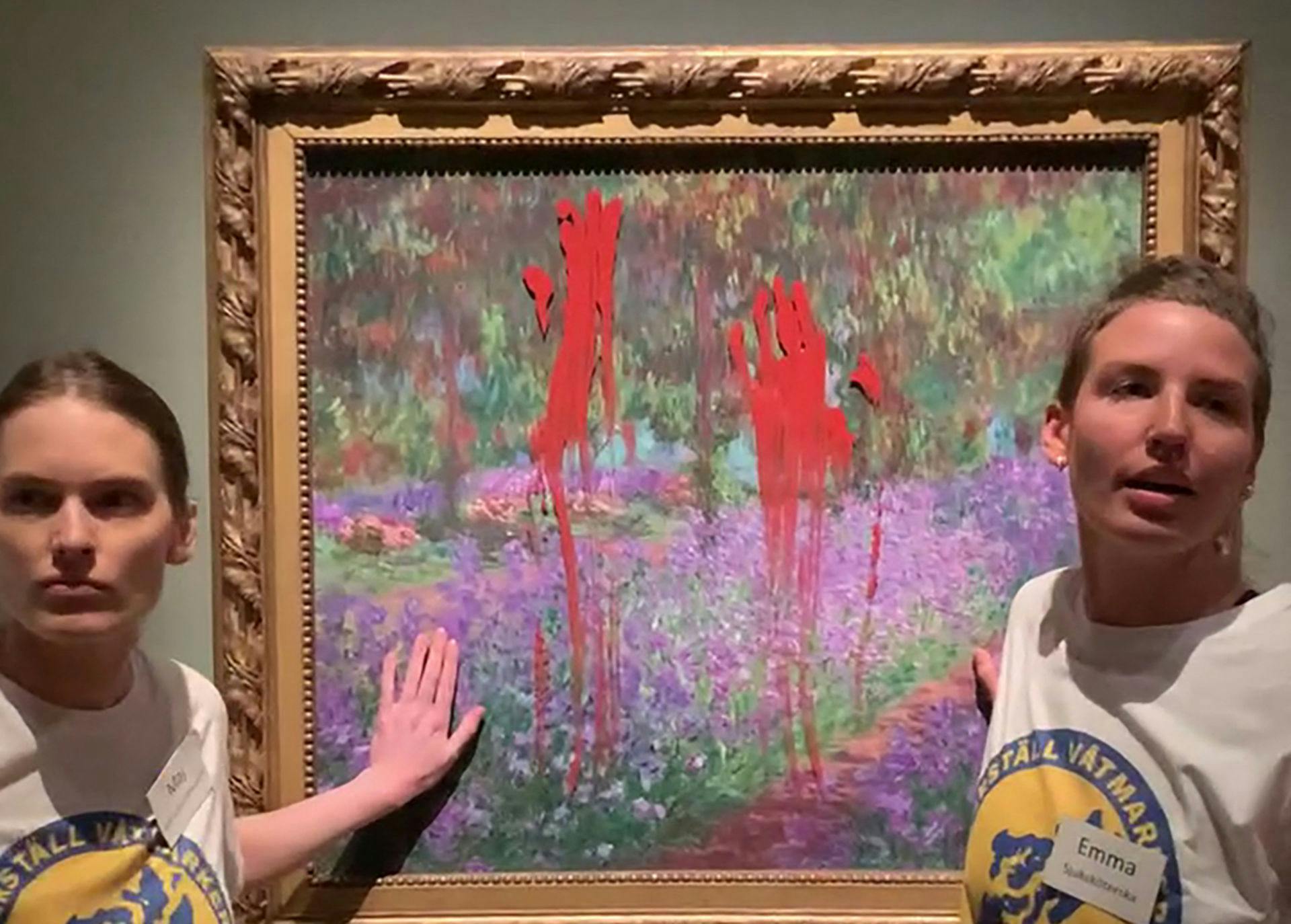 To kvinder er anholdt, efter de kastede maling på et Monet-maleri.