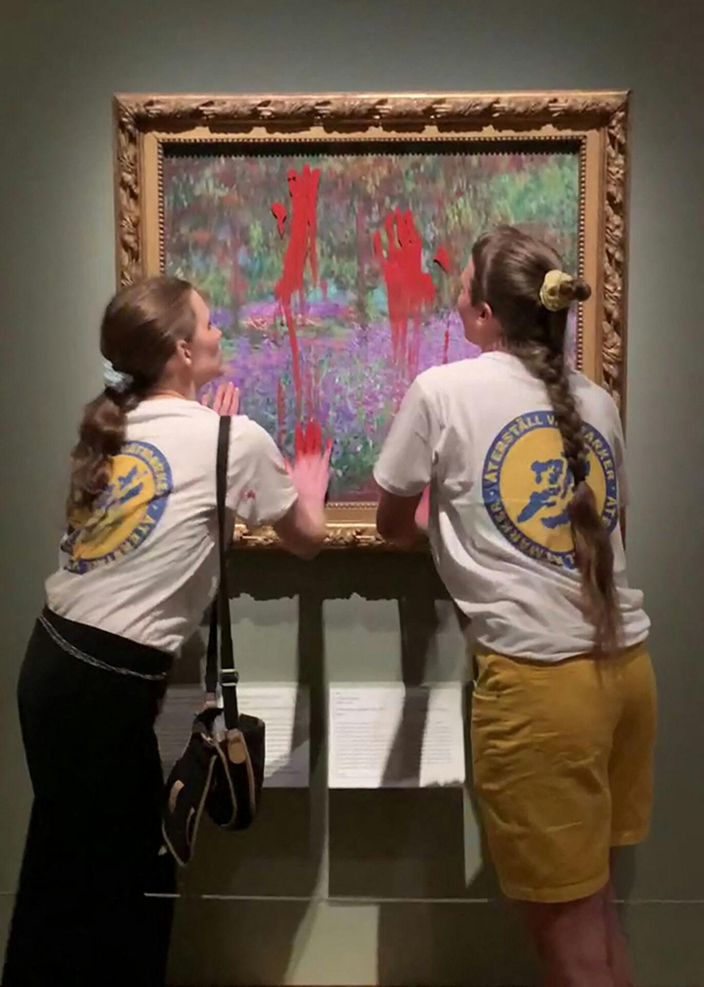 Dette viser øjeblikket, hvor de to kvinder puttede maling på Monet-maleriet.