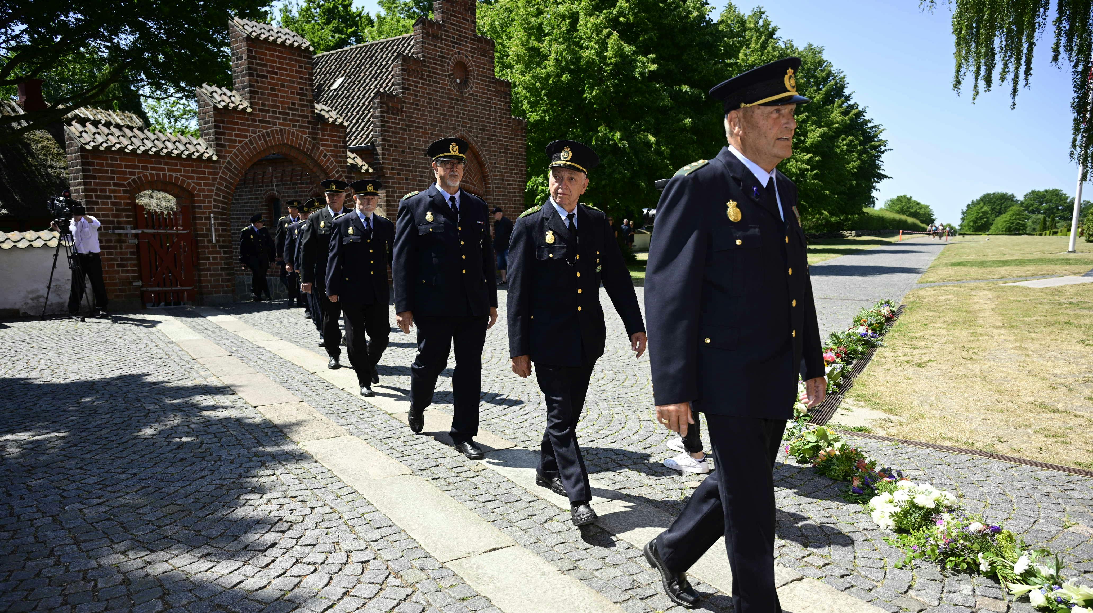 En gruppe pensionerede politibetjente spiller en helt speciel rolle til Peter Bellis begravelse. 