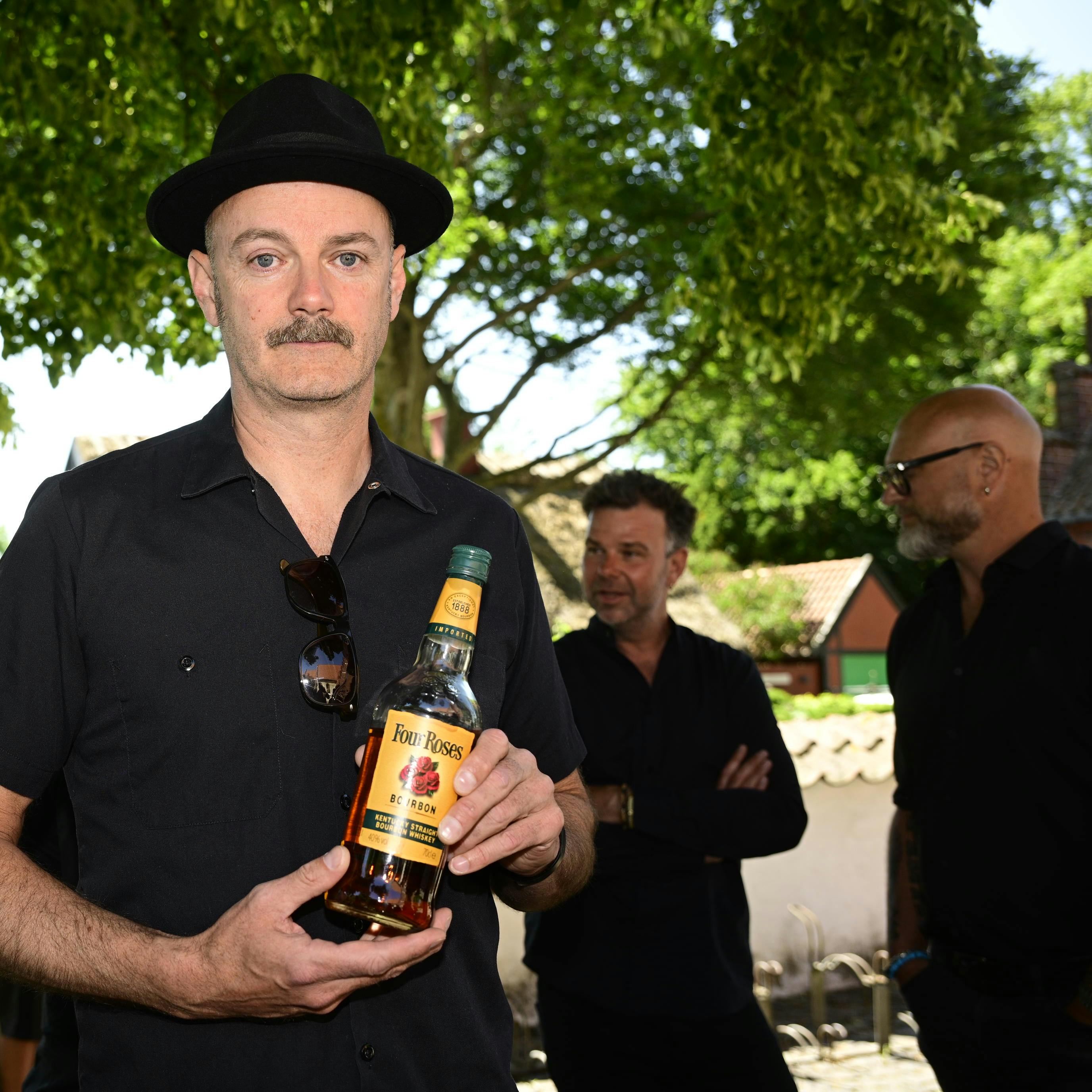 Peter Bellis sidste liveband De rejsende hyldede i dag deres afdøde forsanger med et glas whiskey.