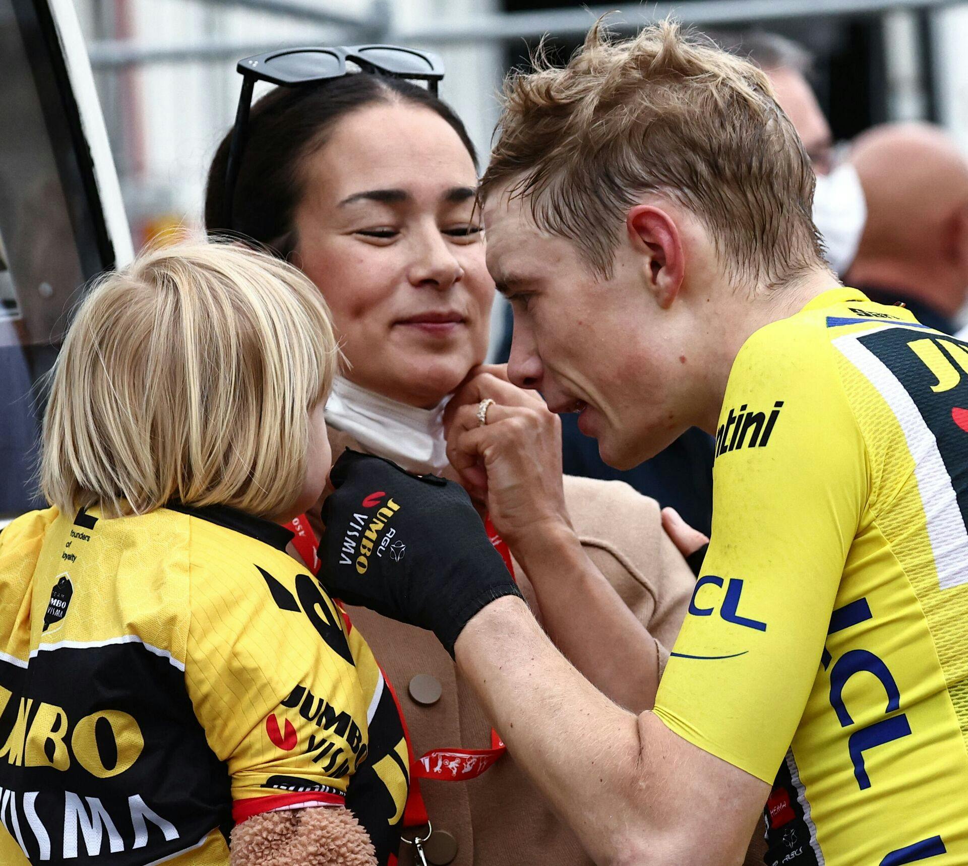 Det er ikke kun Jonas VIngegaard, der har fået en ring på fingeren. Det har Trine også.