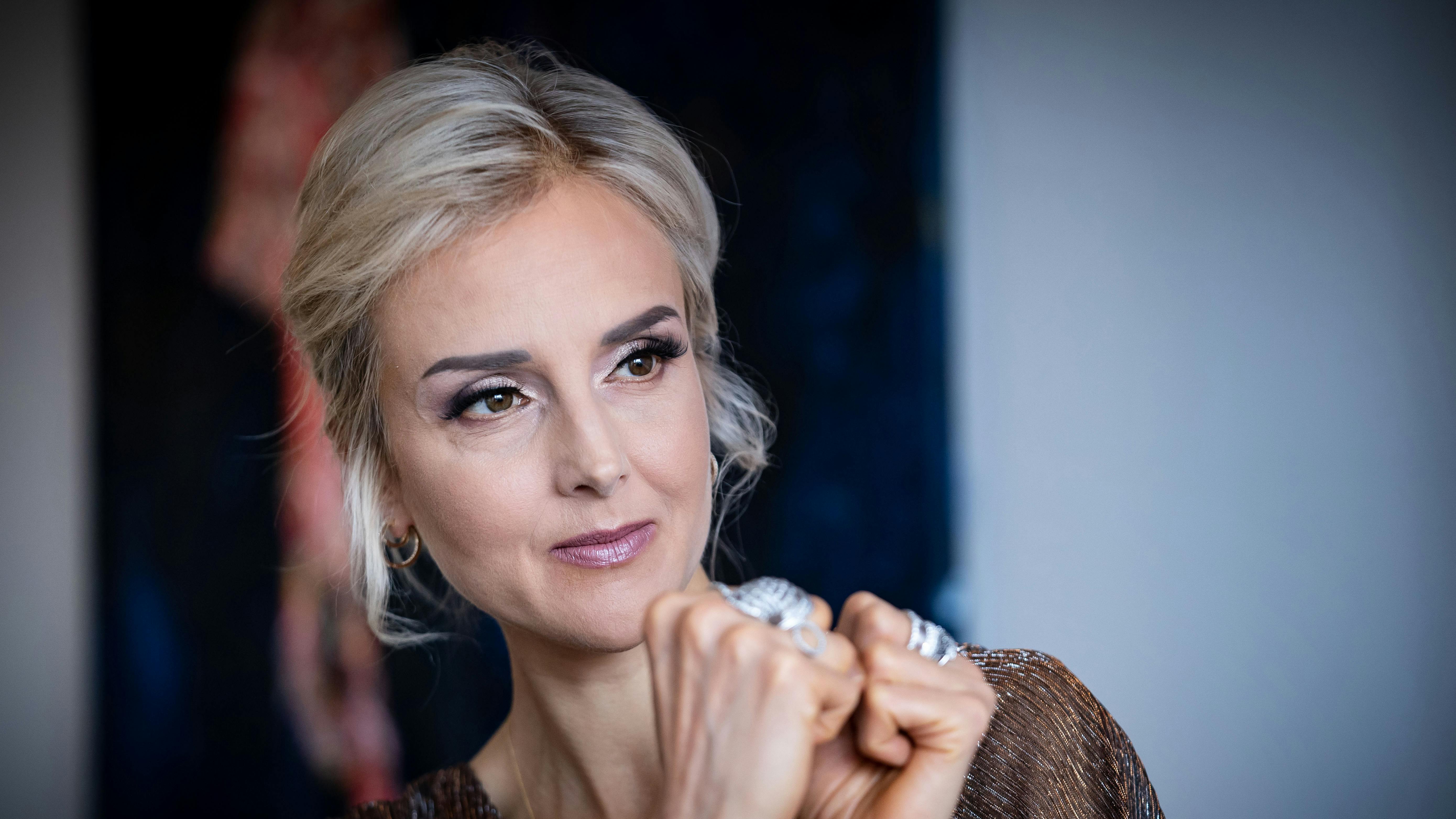 Mai Manniche skræmmer mange mænd, men det har hun det egentlig helt fint med.