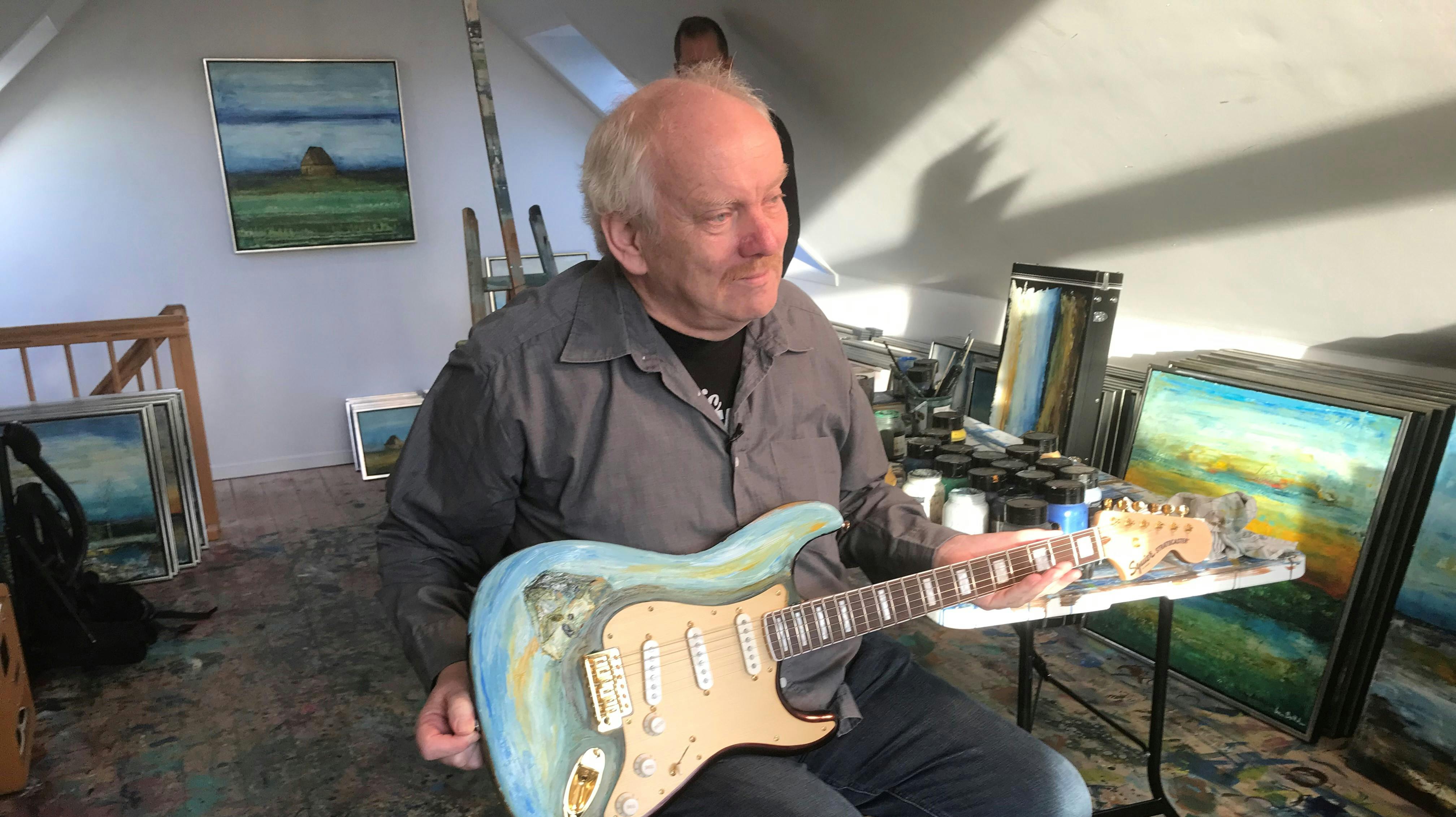 Flemming Pedersen har allerede fået en række danske musikere til at skrive deres navn på hans guitar, nu håber han, at Bruce Springsteen også vil sætte sin signatur på instrumentet.