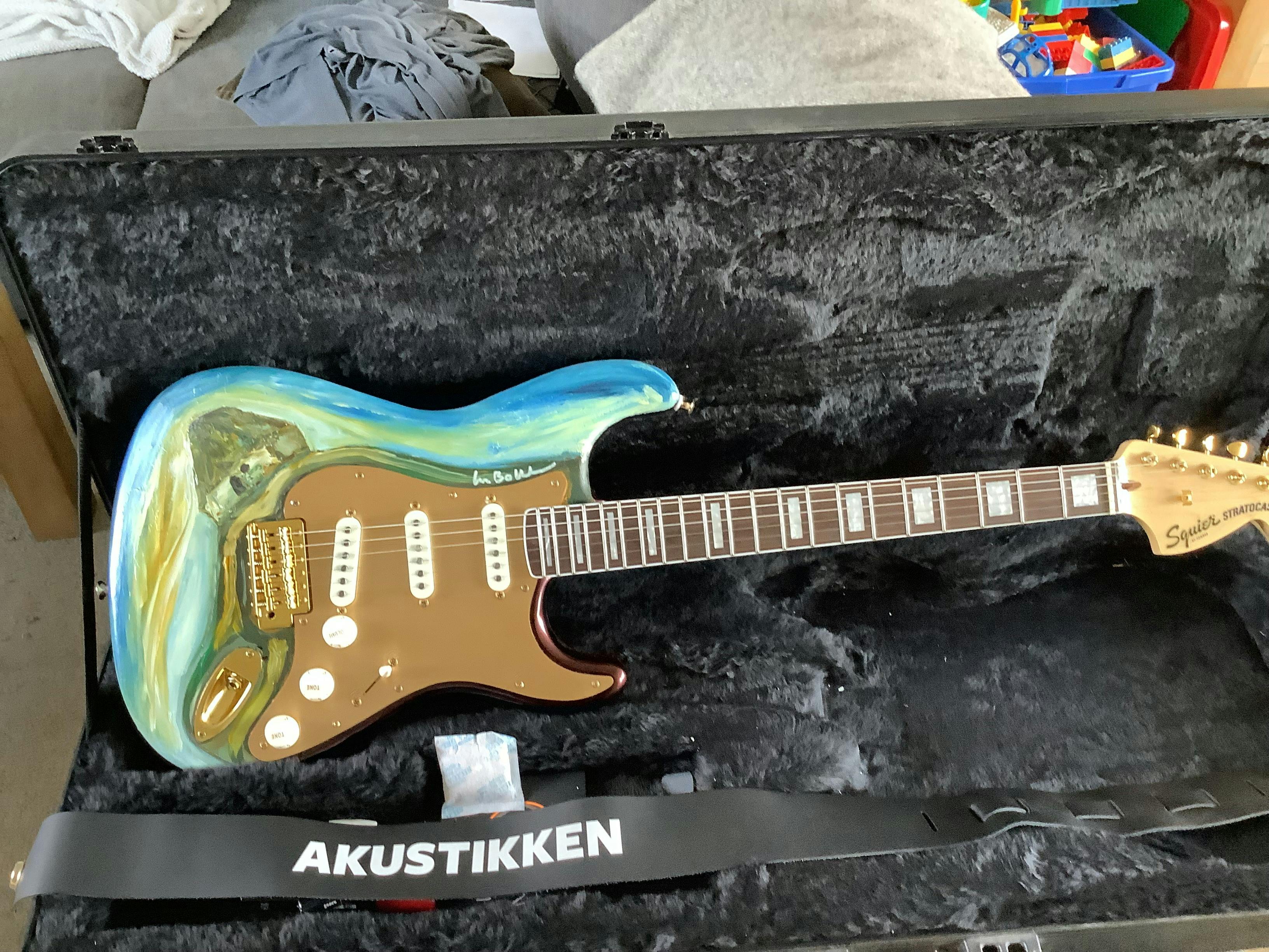 Kunstmaleren Lars Bollerslev har prydet guitaren med et maleri af den lokale natur.