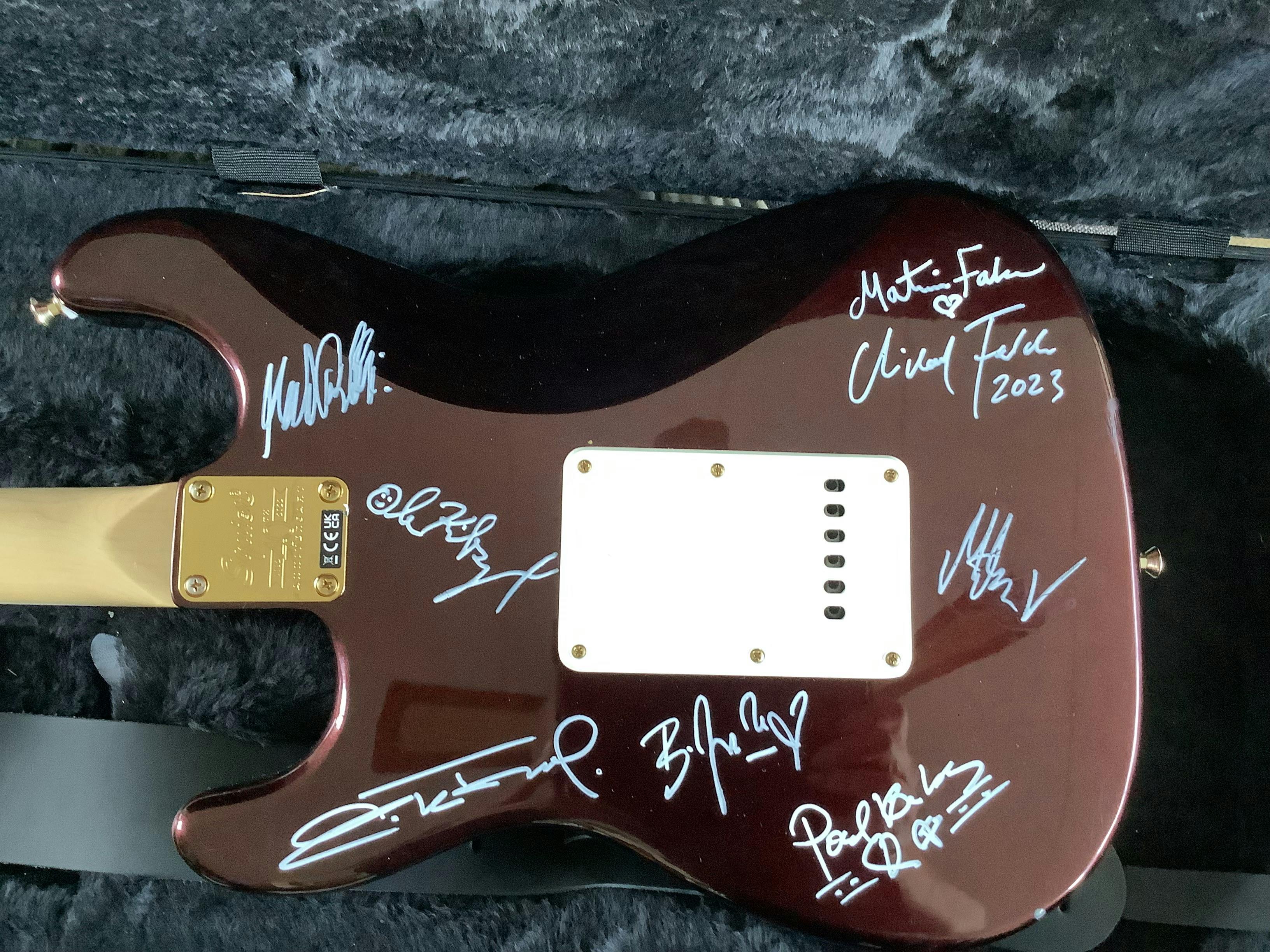 Ind til videre har otte musikere sat deres autograf på Flemming Pedersens guitar.
