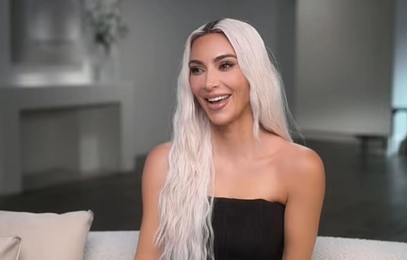 - Kidding, but not kidding, siger Kim Kardashian i det seneste afsnit af "The Kardashians", da hun indrømmer, at perfekte tænder gør hende særligt horny.
