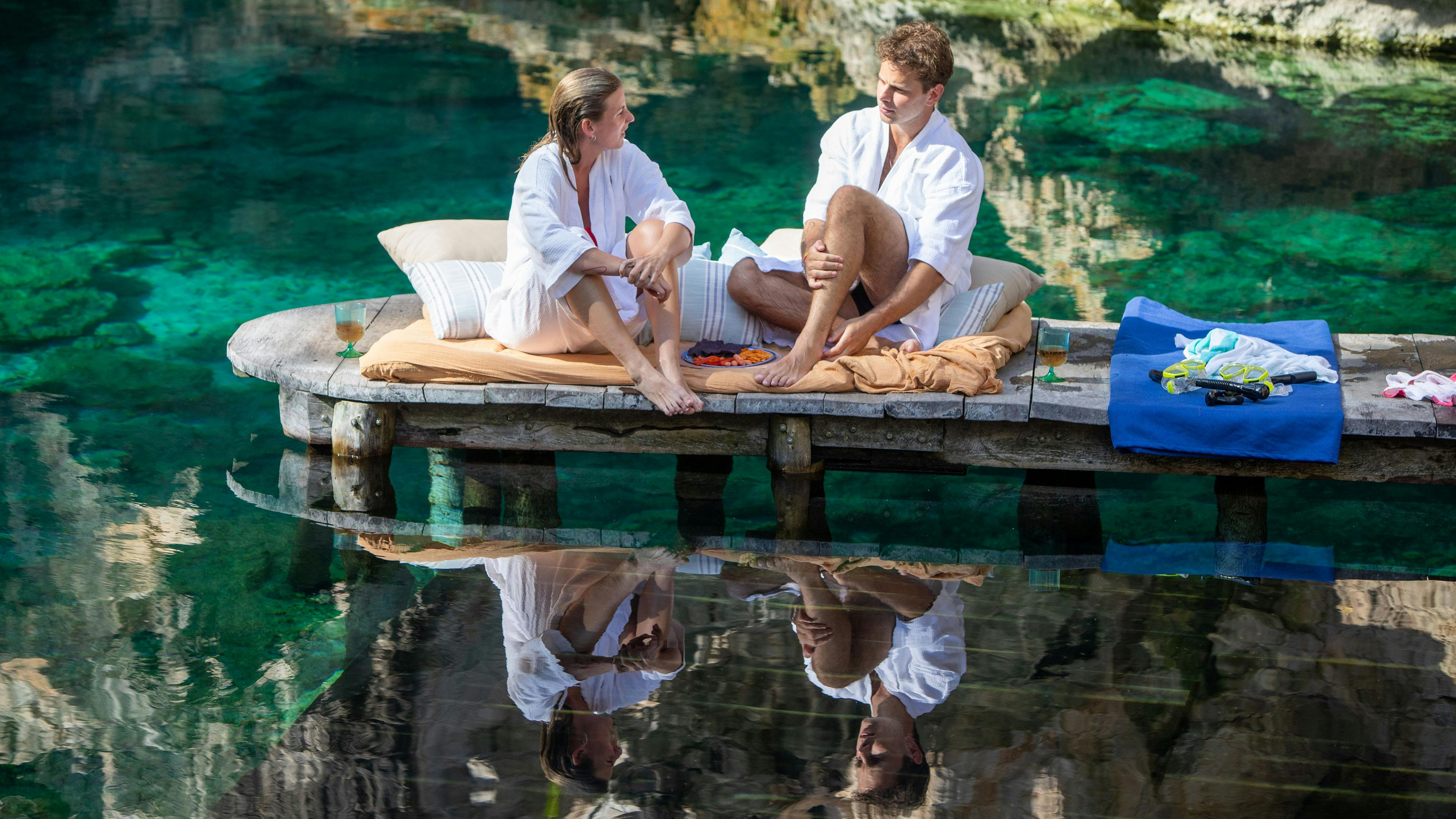 Mette og Stig begynder daten med at springe ud fra en klippe og ned i vandet. Om aftenen ligger de sammen og ser Mettes yndlingsfilm, "Blinkende lygter".
