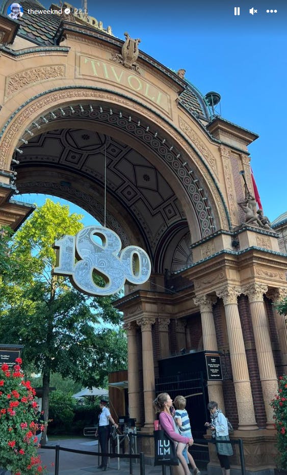The Weeknd fik også taget et billede foran Tivoli.