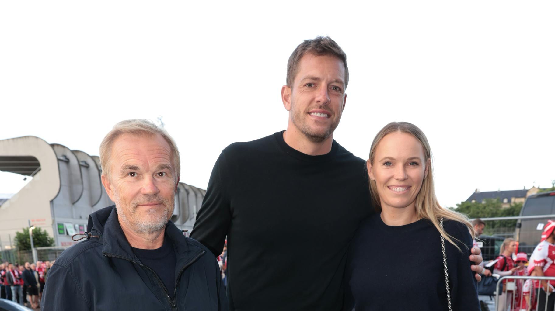 Caroline Wozniacki er fredag aften taget i Parken med sin mand, David Lee, og sin far, Piotr Wozniacki.