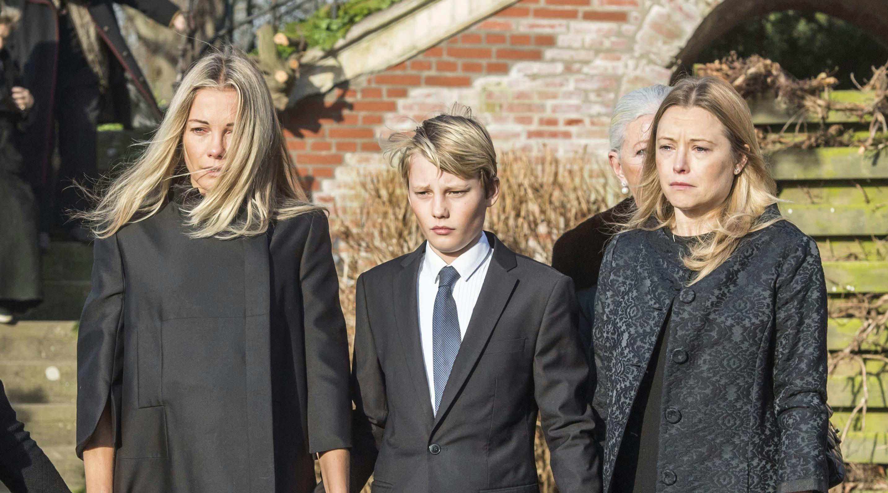 Da Niels Iuel-Brockdorff døde i 2017, stod Caroline Fleming, Alexander Fleming og Louise "Duddi" Iuel Albinus side ved side. Nu er fronterne trukket op, og familiestriden kører for fulde drøn. 