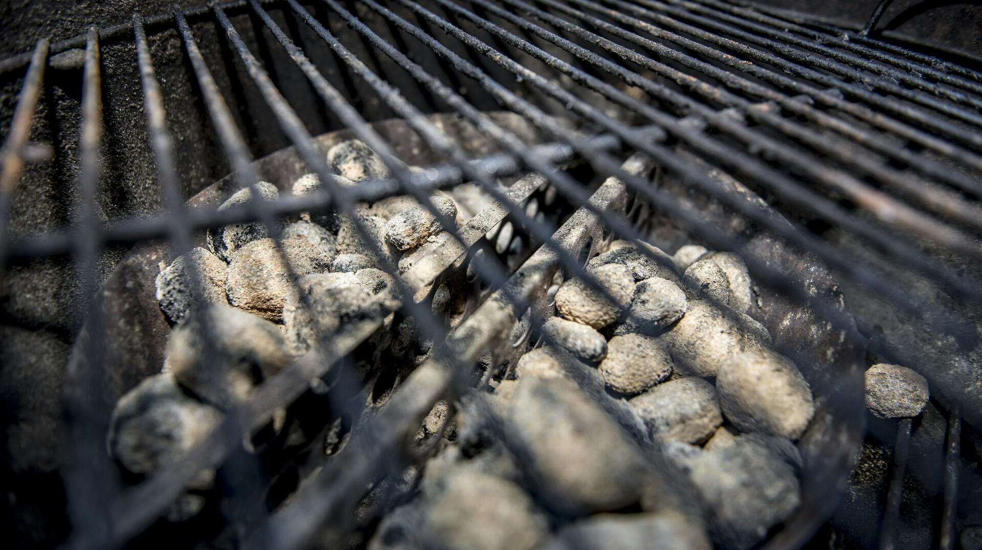 Mange steder rundt om i Danmark er det forbudt at bruge grillkul i disse dage.