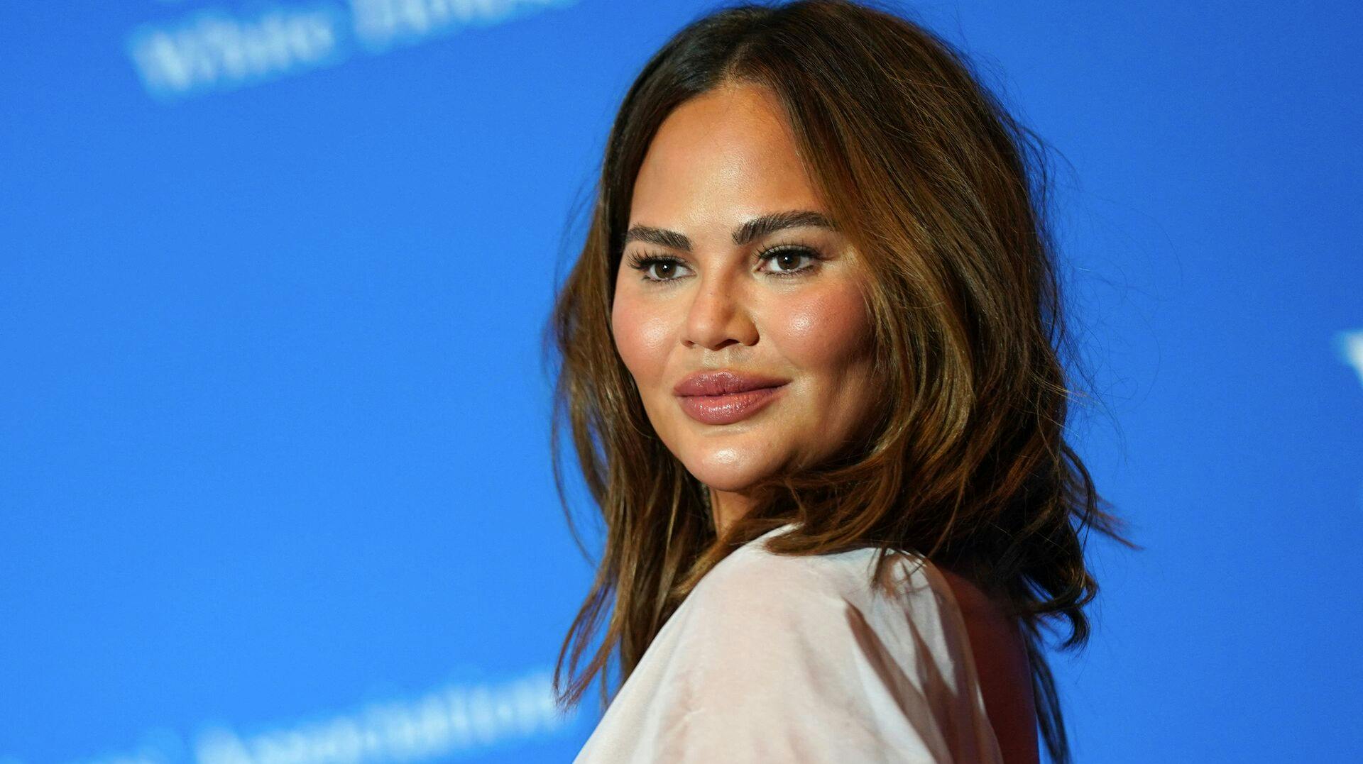 Chrissy Teigen har taget på, og det er den simple forklaring, siger hun.