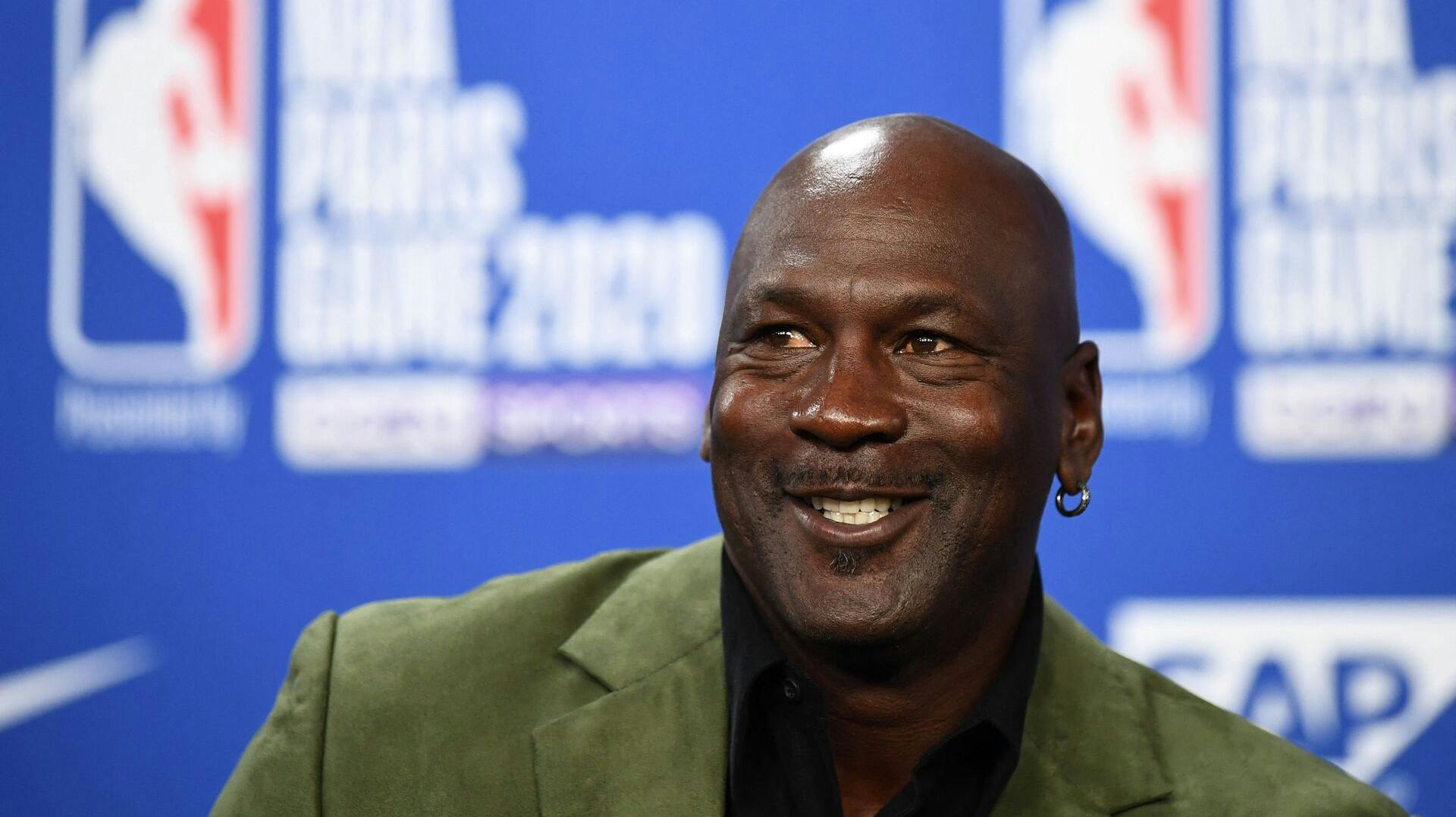 Michael Jordan sælger en stor del af sin ejerandel i basketballklub.