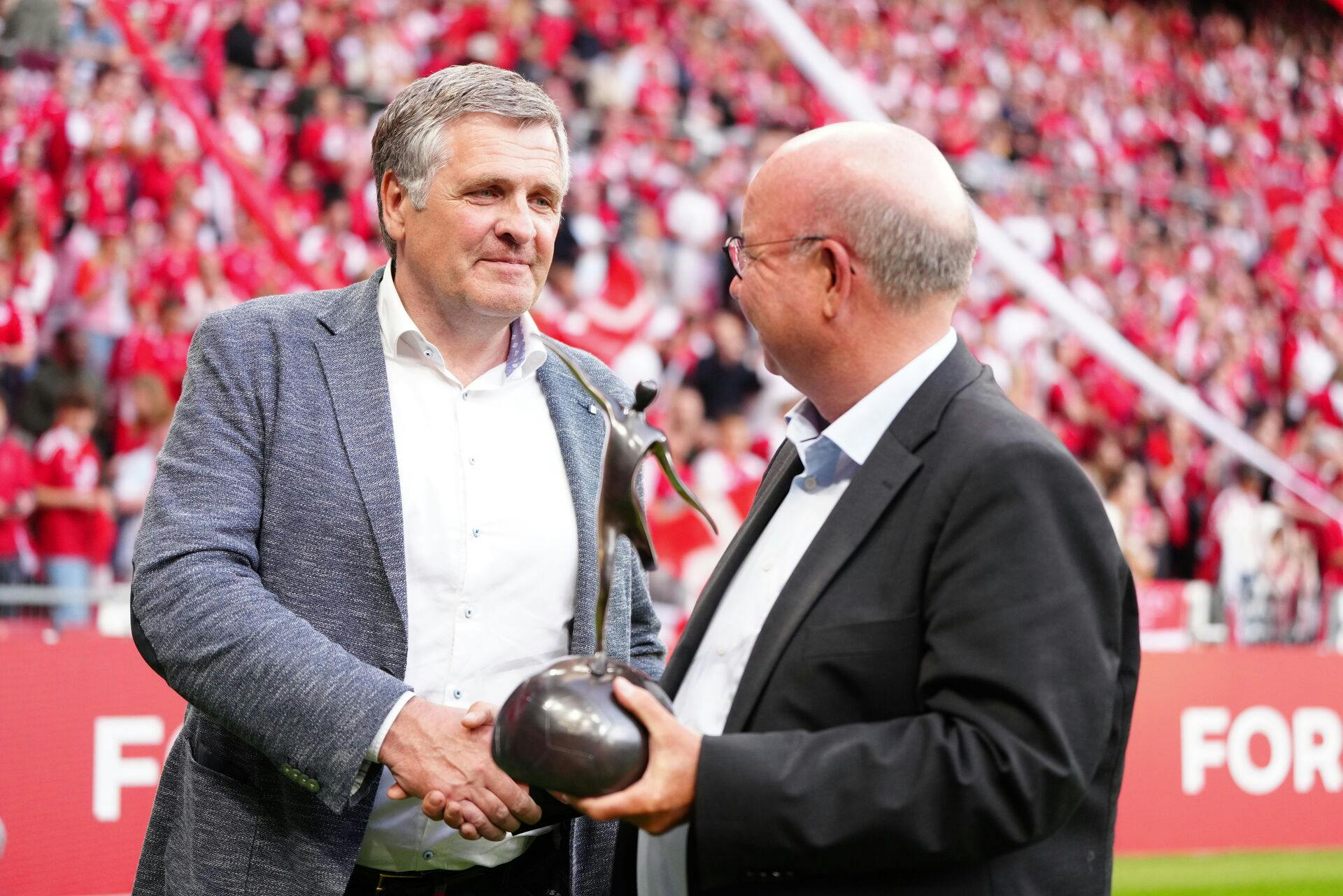 Jan Mølby modtog symbolet på, at han er optaget i fodboldens Hall of Fame foran et fyldt Parken.