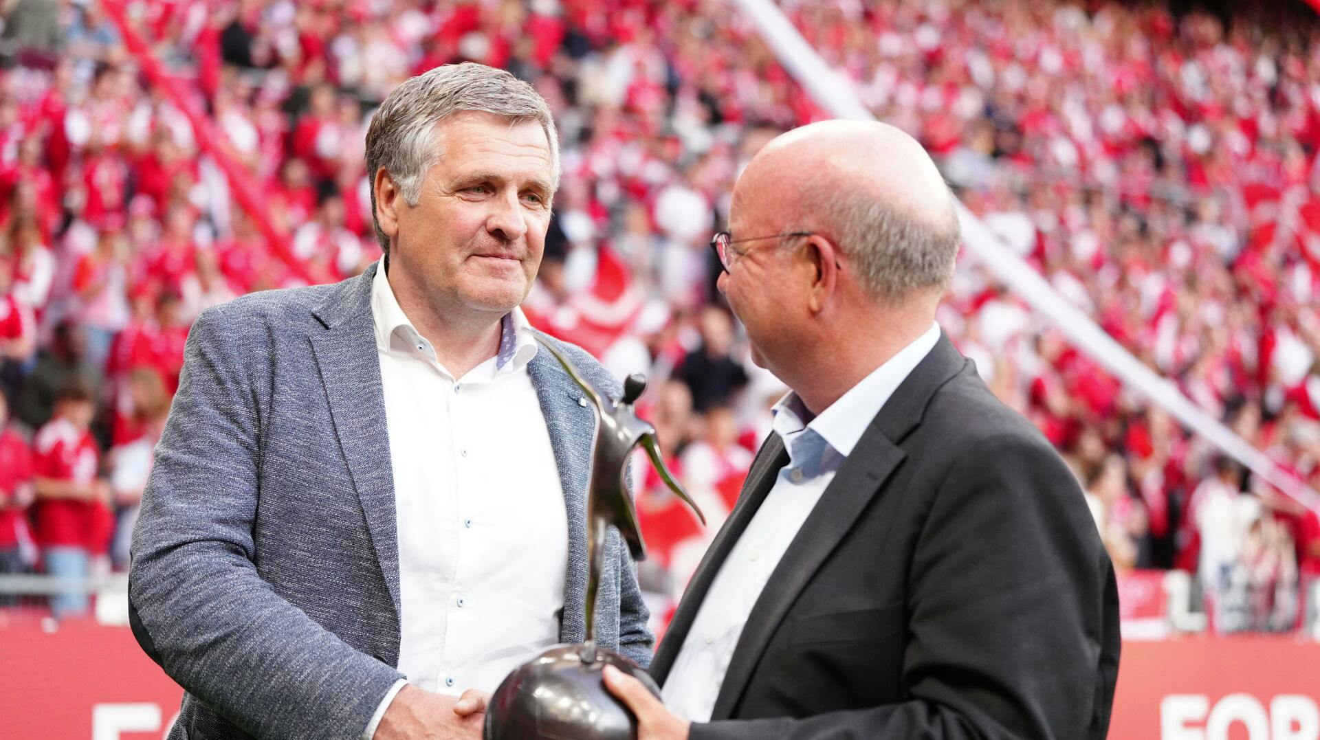 Jan Mølby modtog symbolet på, at han er optaget i fodboldens Hall of Fame foran et fyldt Parken.