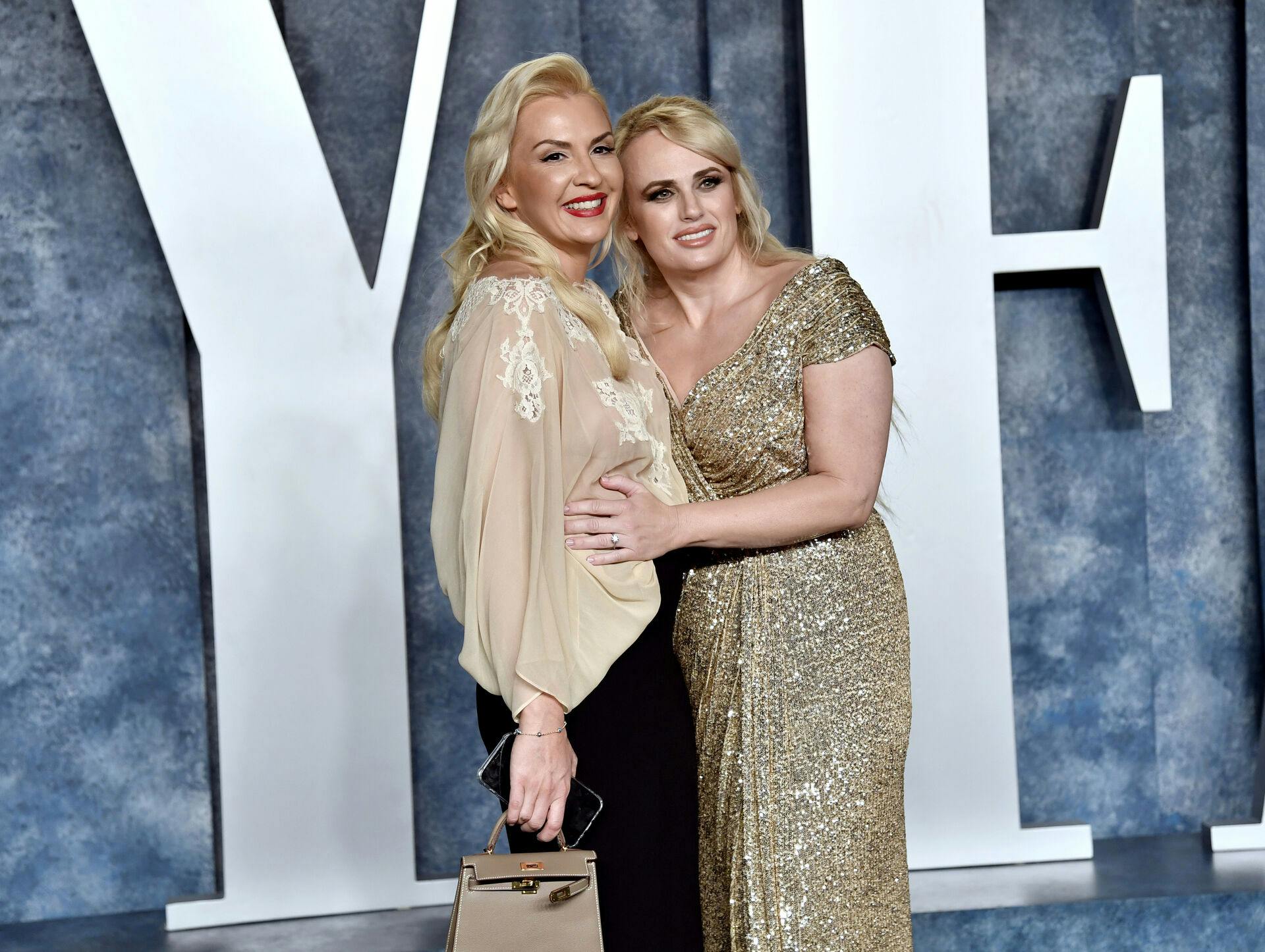 Ramona Agruma (tv.) og Rebel Wilson til årets Vanity Fair Oscar Party i marts.