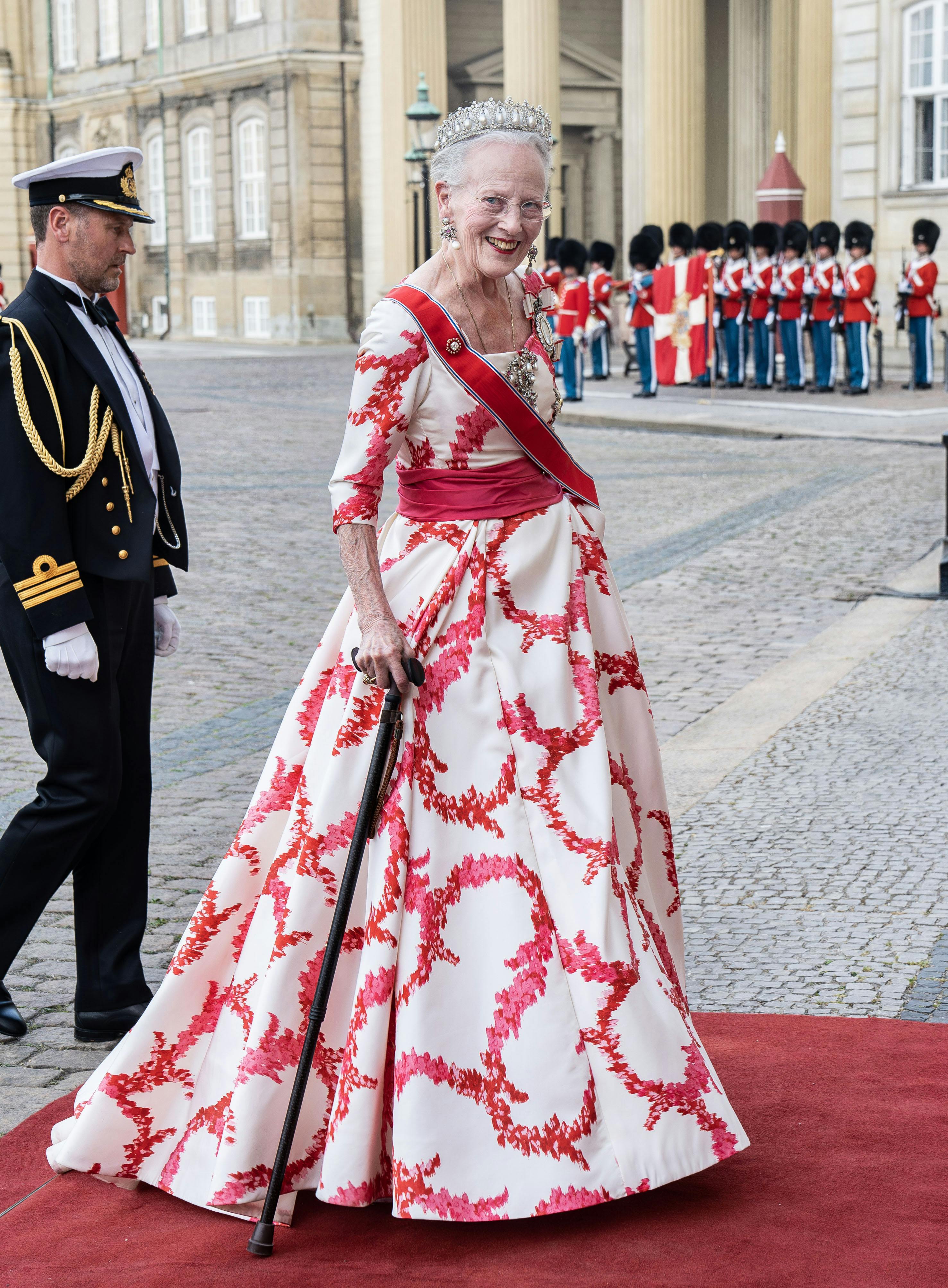 Dronning Margrethe ankommer til festmiddagen. 