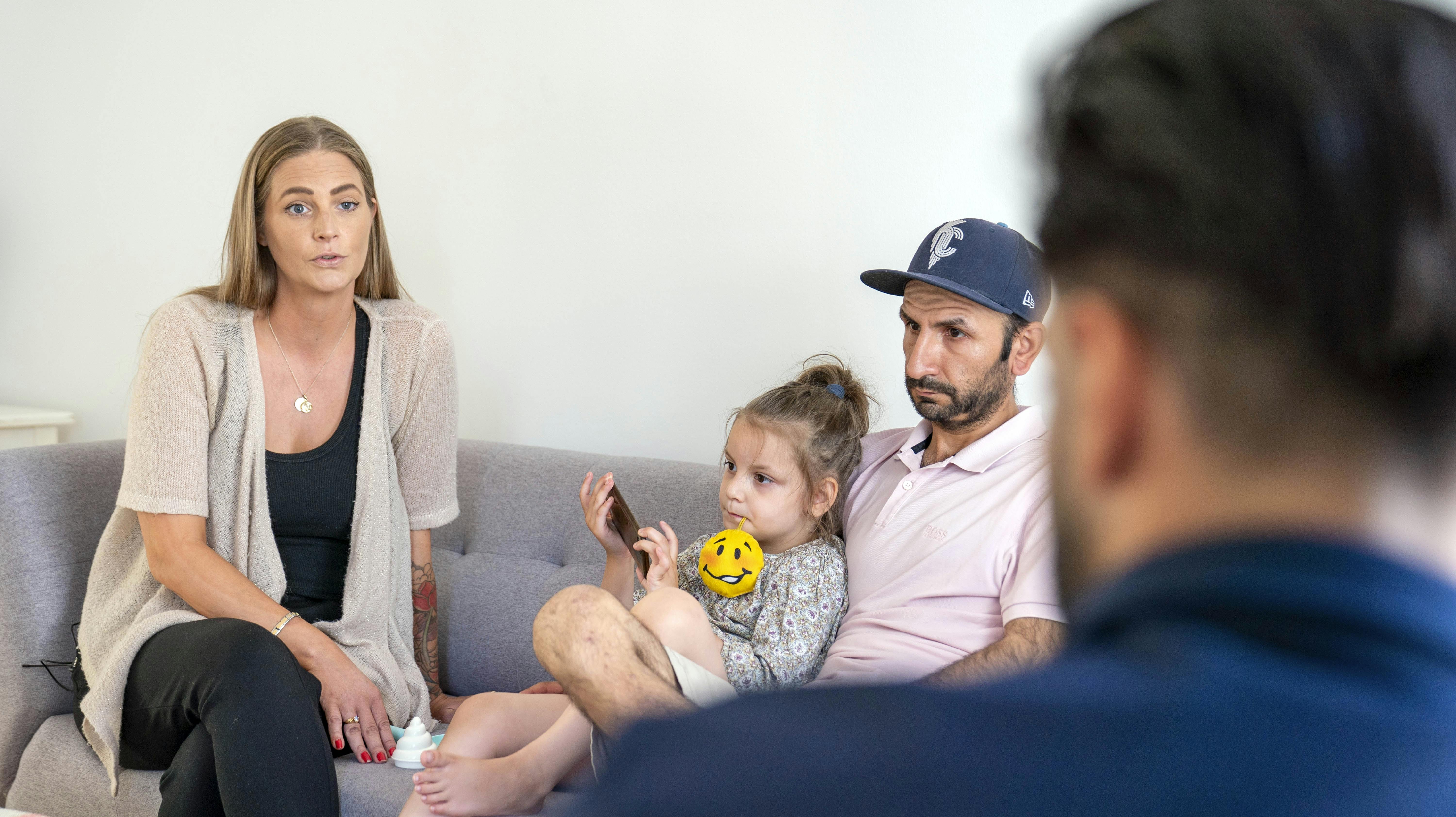 Camilla Hansen og Ali Pashaei forstår ikke, hvorfor deres 6-årige datter ikke kan få et skoletilbud.
