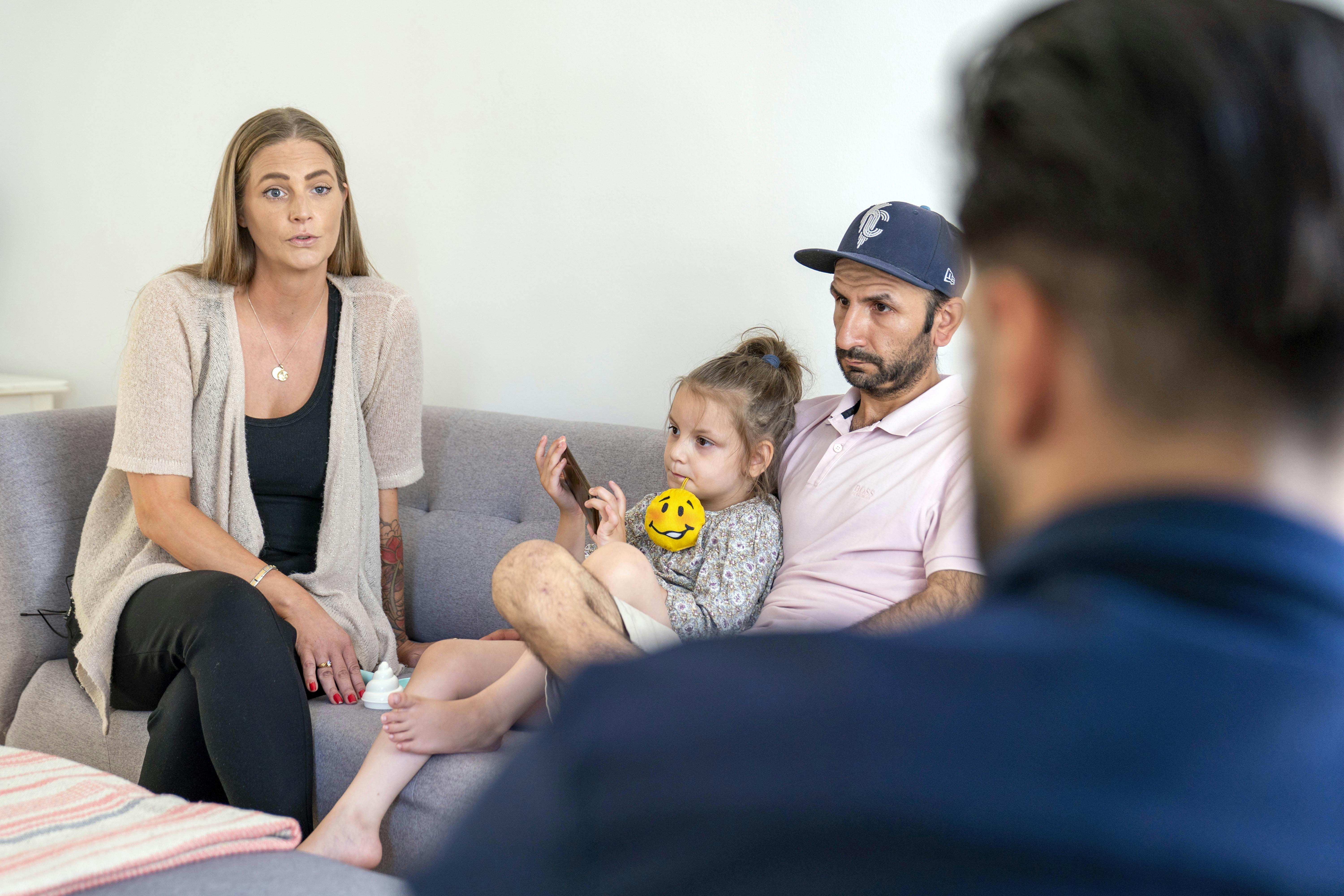 Camilla Hansen og Ali Pashaei forstår ikke, hvorfor deres 6-årige datter ikke kan få et skoletilbud.