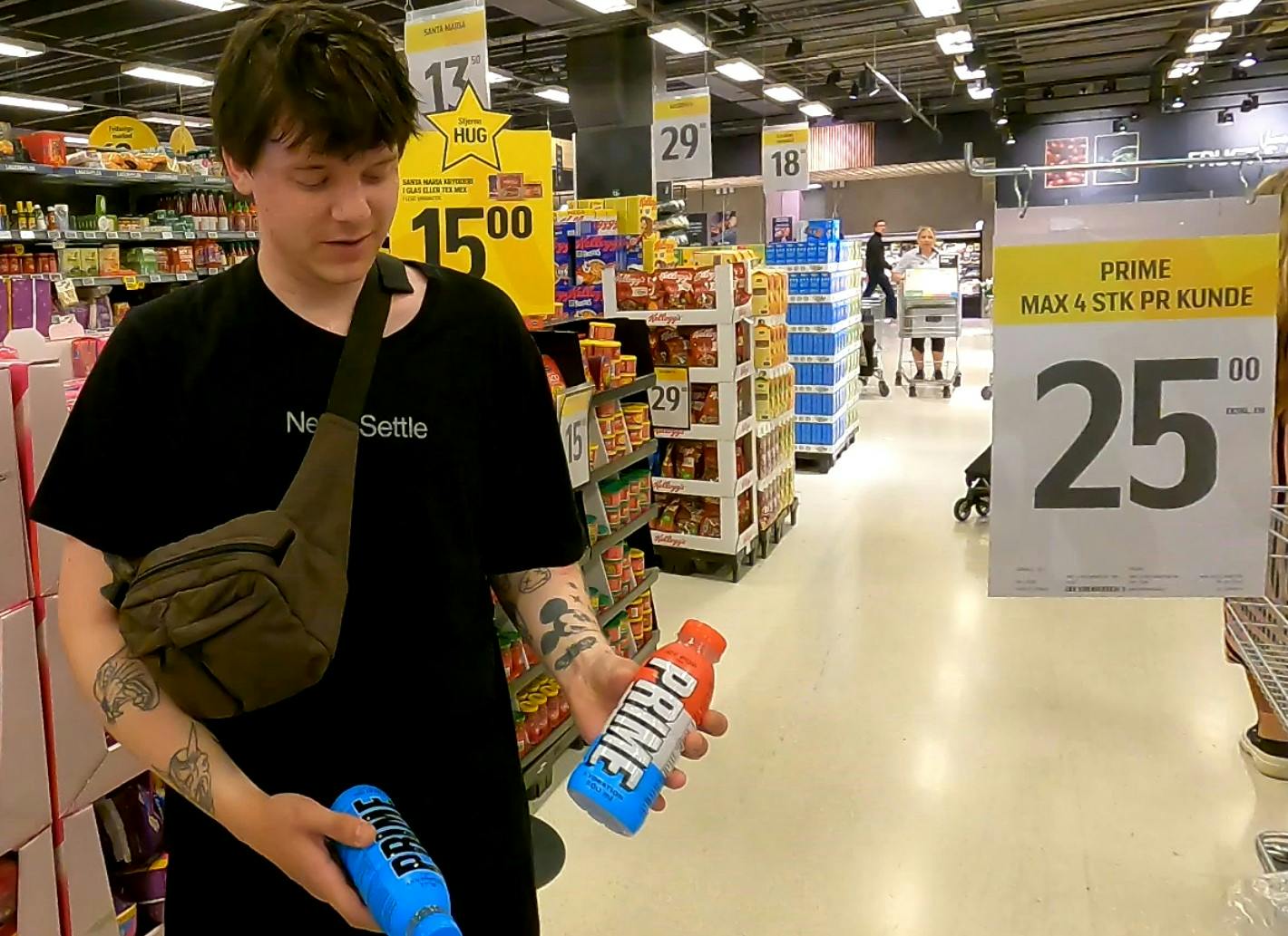 Theis var en af de kunder som kom forbi Føtex Fisketorvet for at få fingrene i PRIME inden de bliver udsolgt. Her tog han fra butikken med de to varianter "Ice Pop" og "Blue Raspberry".