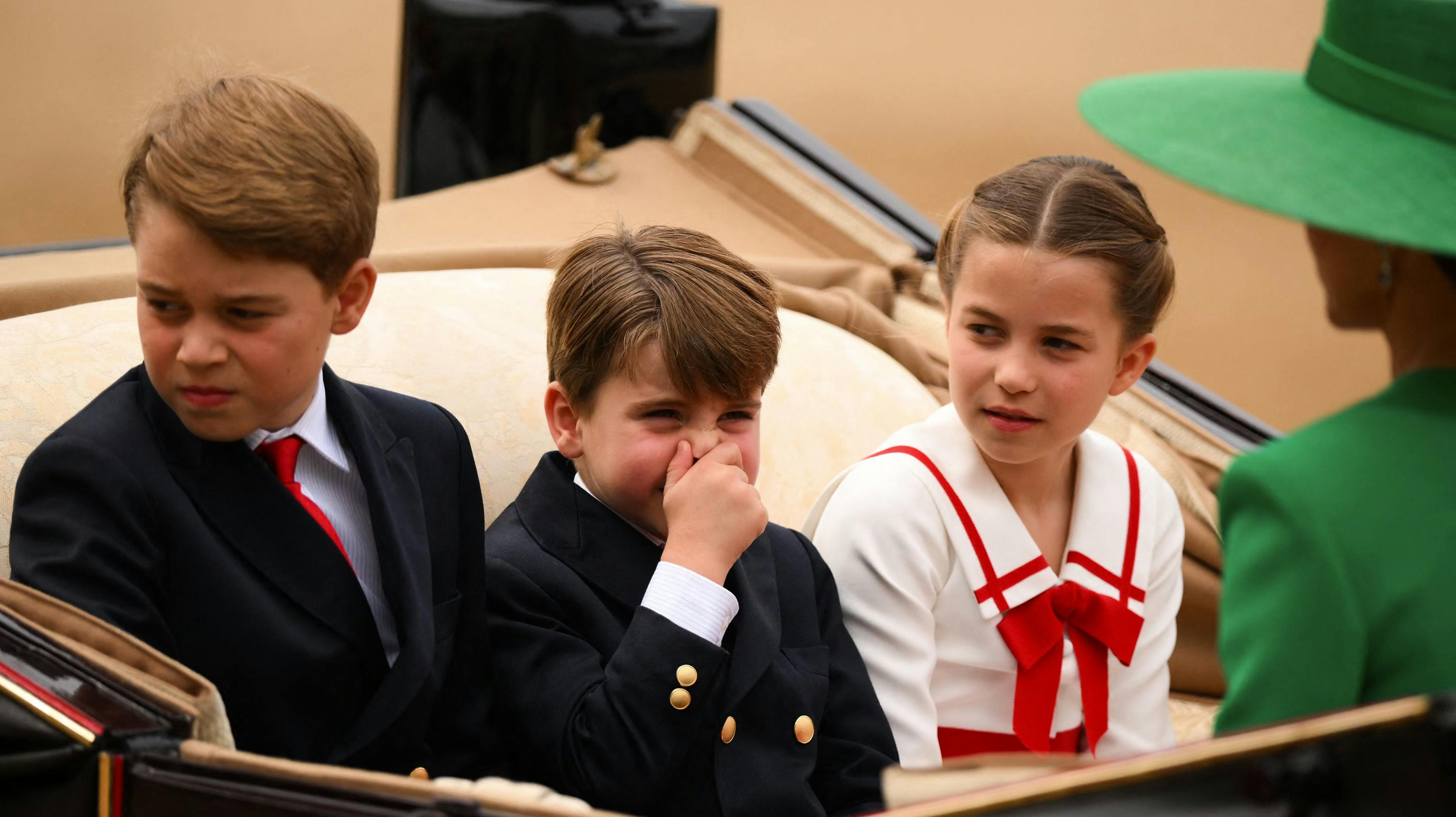 Det ser ikke ud til, at prins Louis på fem år bryder sig om, hvordan hestene lugter.&nbsp;