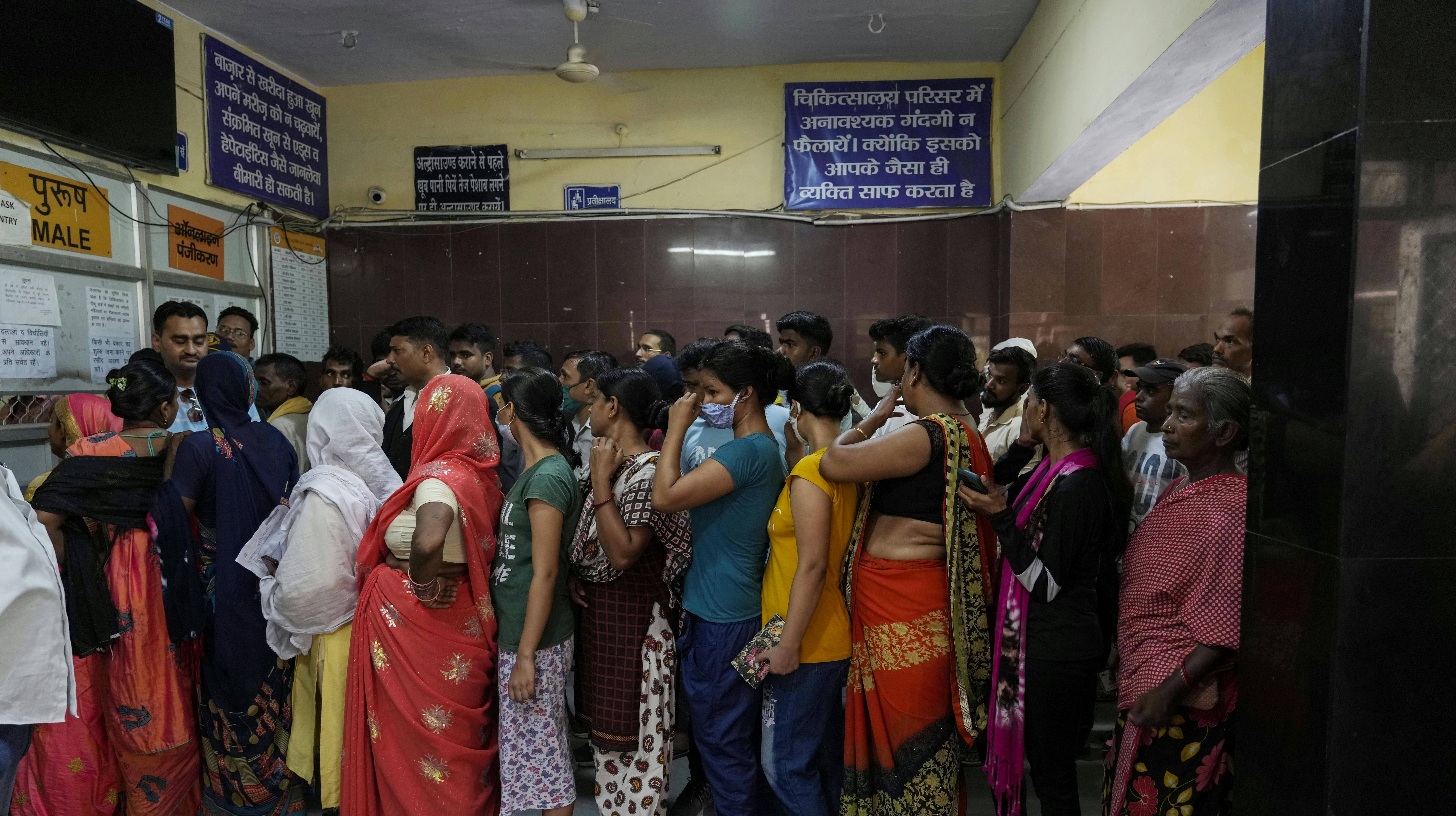 Folk stimler sammen på&nbsp;Tej Bahadur Sapru Hospital i Prayagraj for at modtage behandling under hedebølgen.&nbsp;&nbsp;