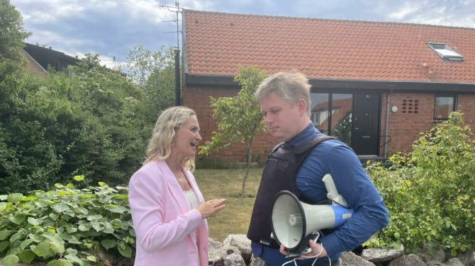 Annette Heick og Rasmus Paludan i ophedet diskussion. 