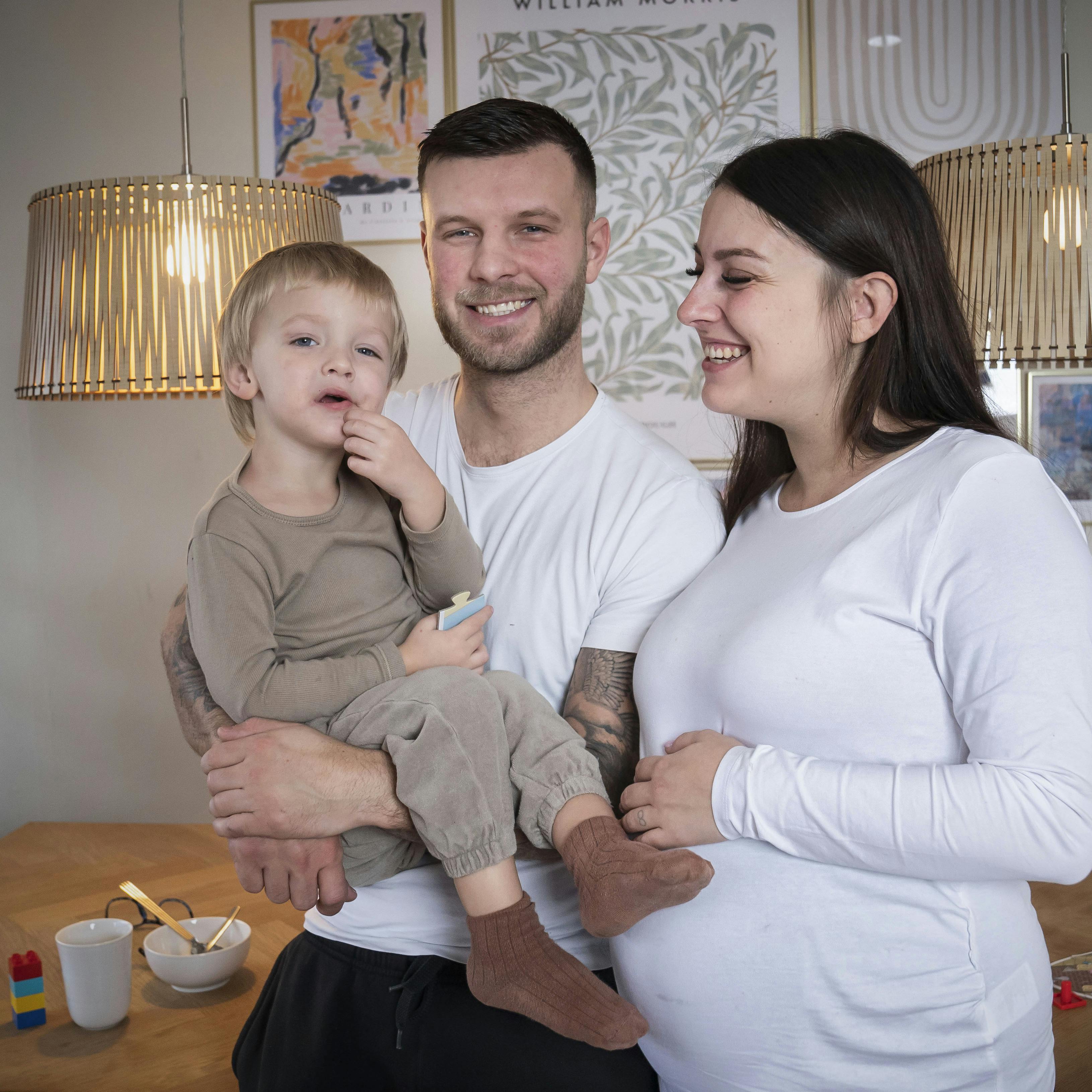 Her ses Maria, Daniel og Louie fra "Årgang 20", da lillesøster stadig lå i maven. 