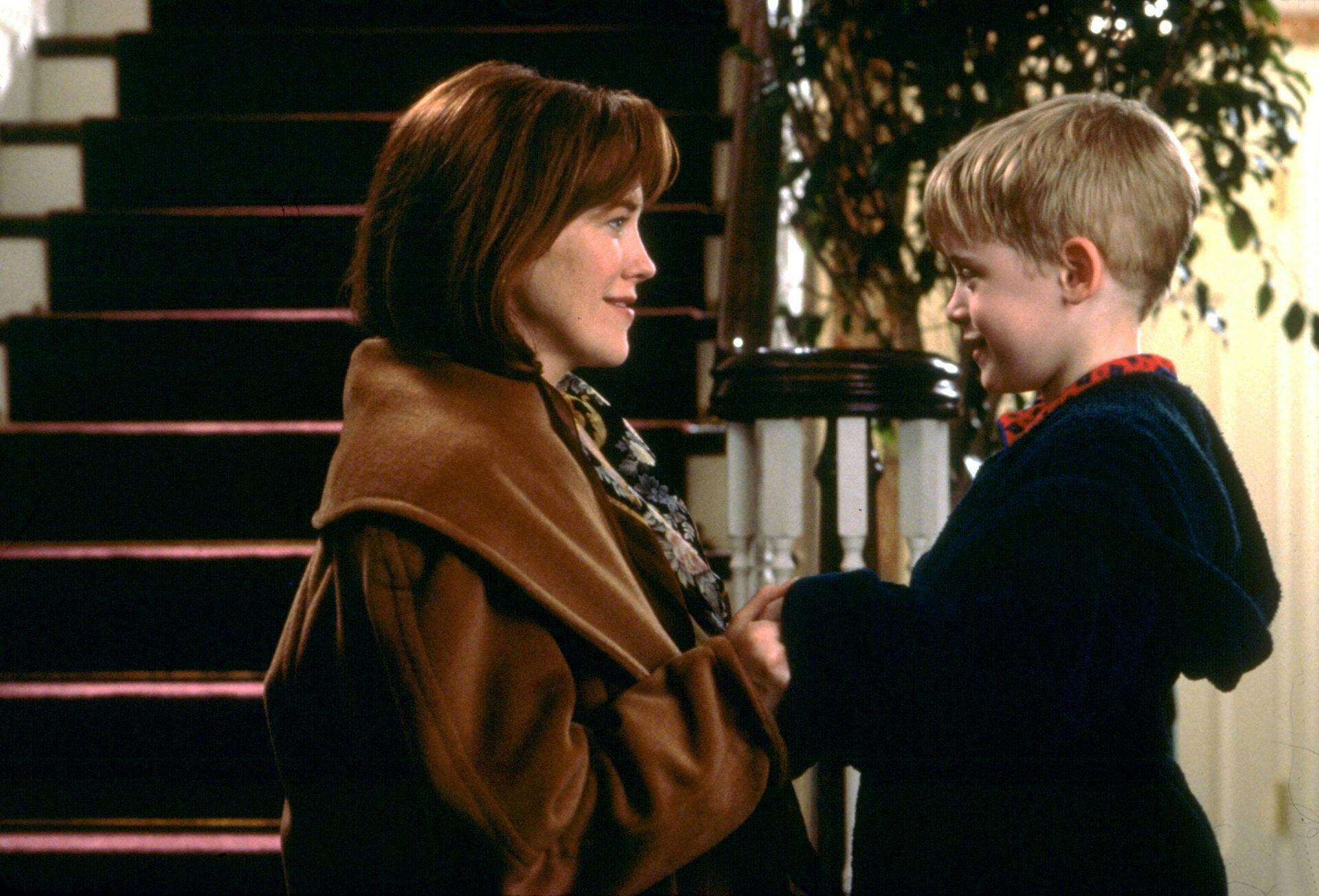 Catherine O'Hara og Macaulay Culkin i rollerne som mor Kate og lille Kevin McCallister.