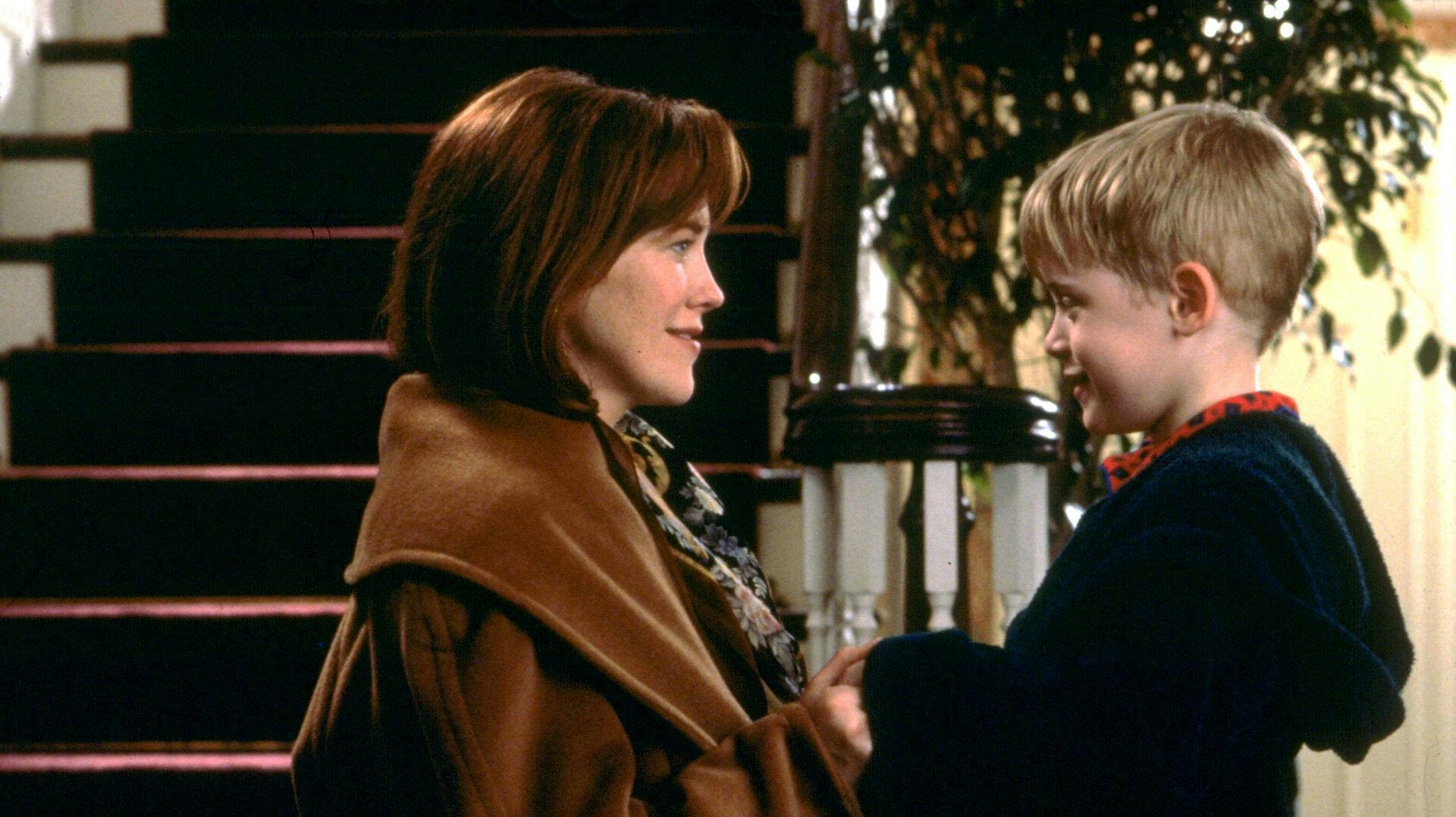 Catherine O'Hara og Macaulay Culkin i rollerne som mor Kate og lille Kevin McCallister.